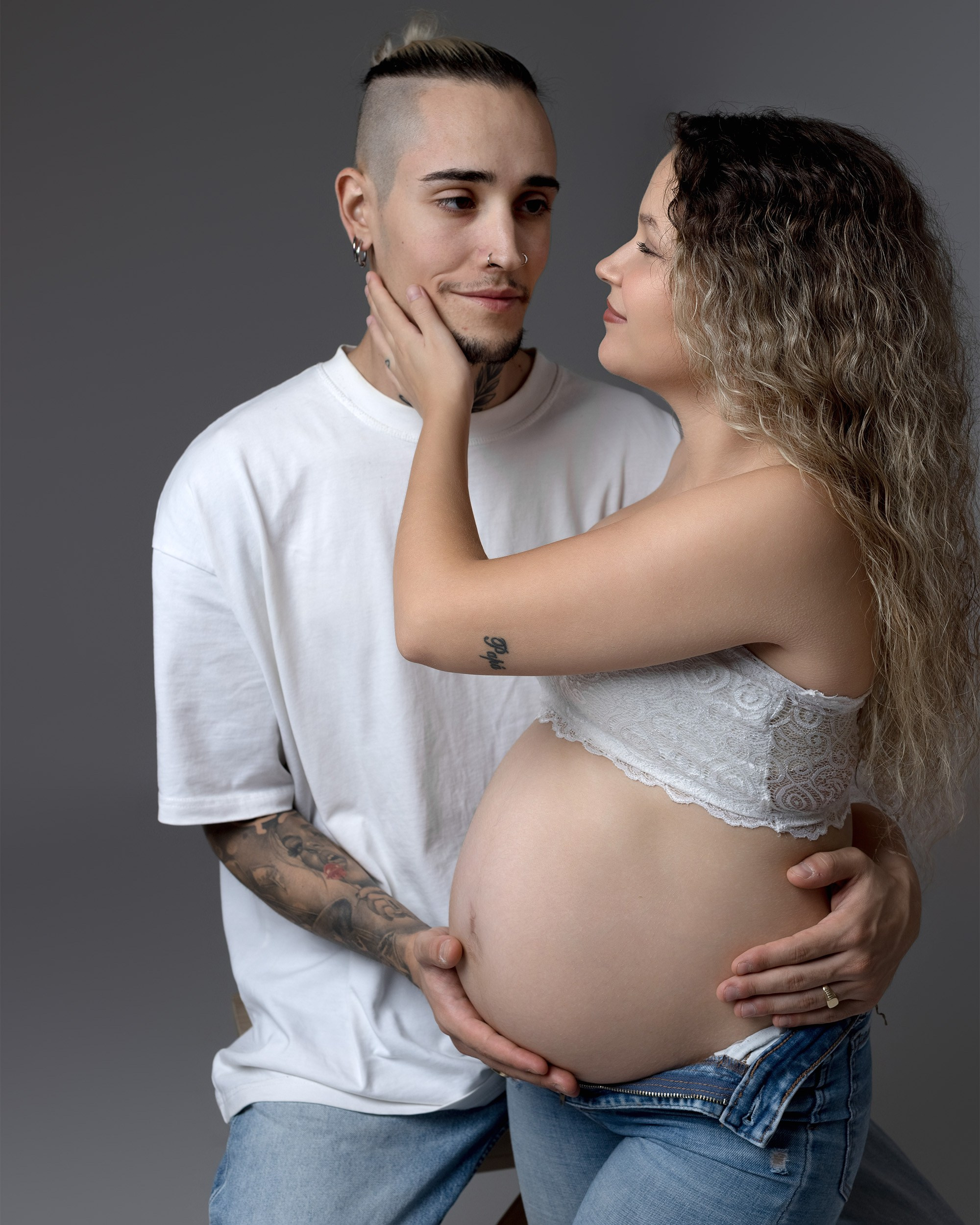 Embarazo y&nbsp;Maternidad sesiones de&nbsp;fotografía en&nbsp;estudio con pareja