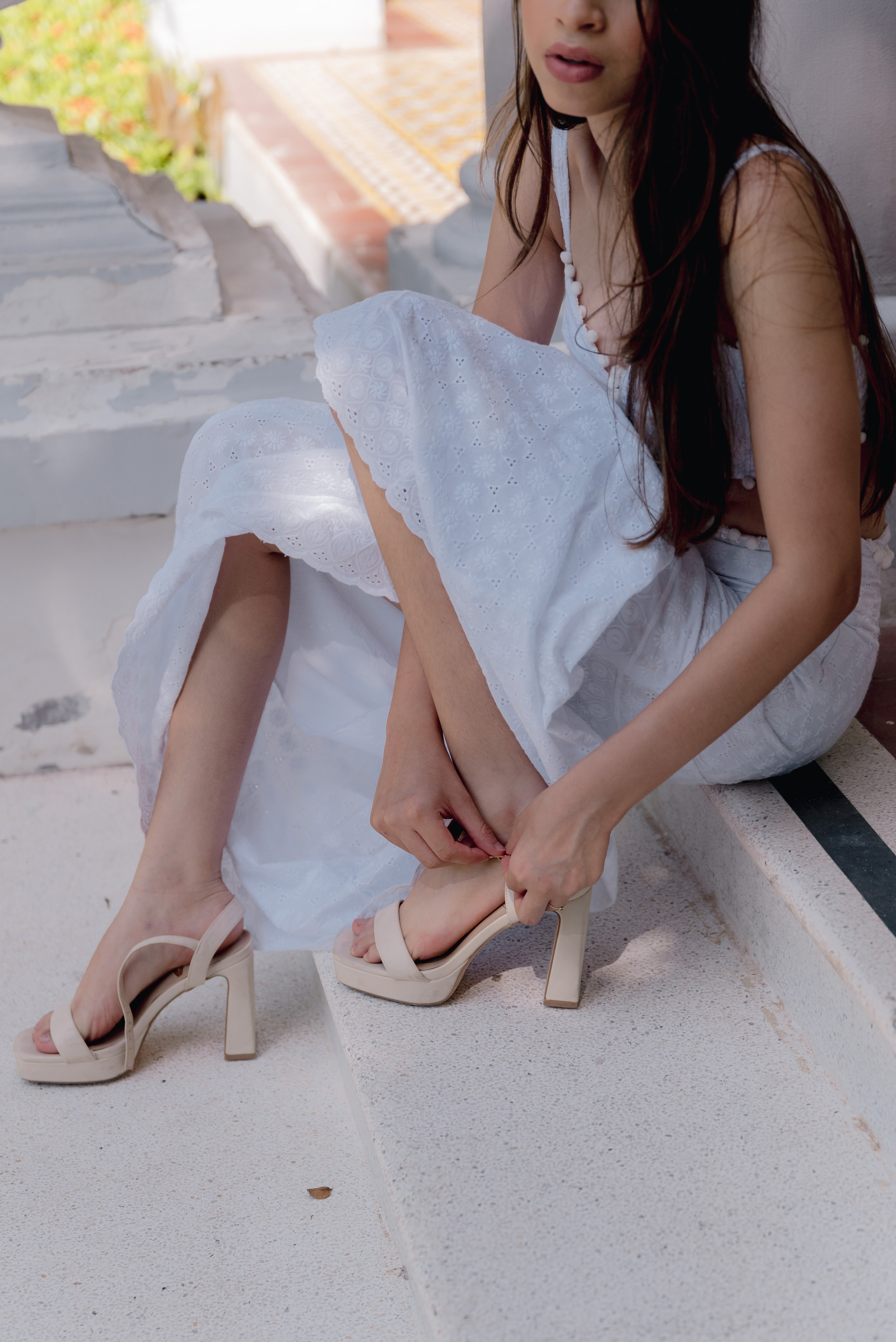 Detalle zapatos flores quinceañera accesorios elegantes sesión fotográfica profesional