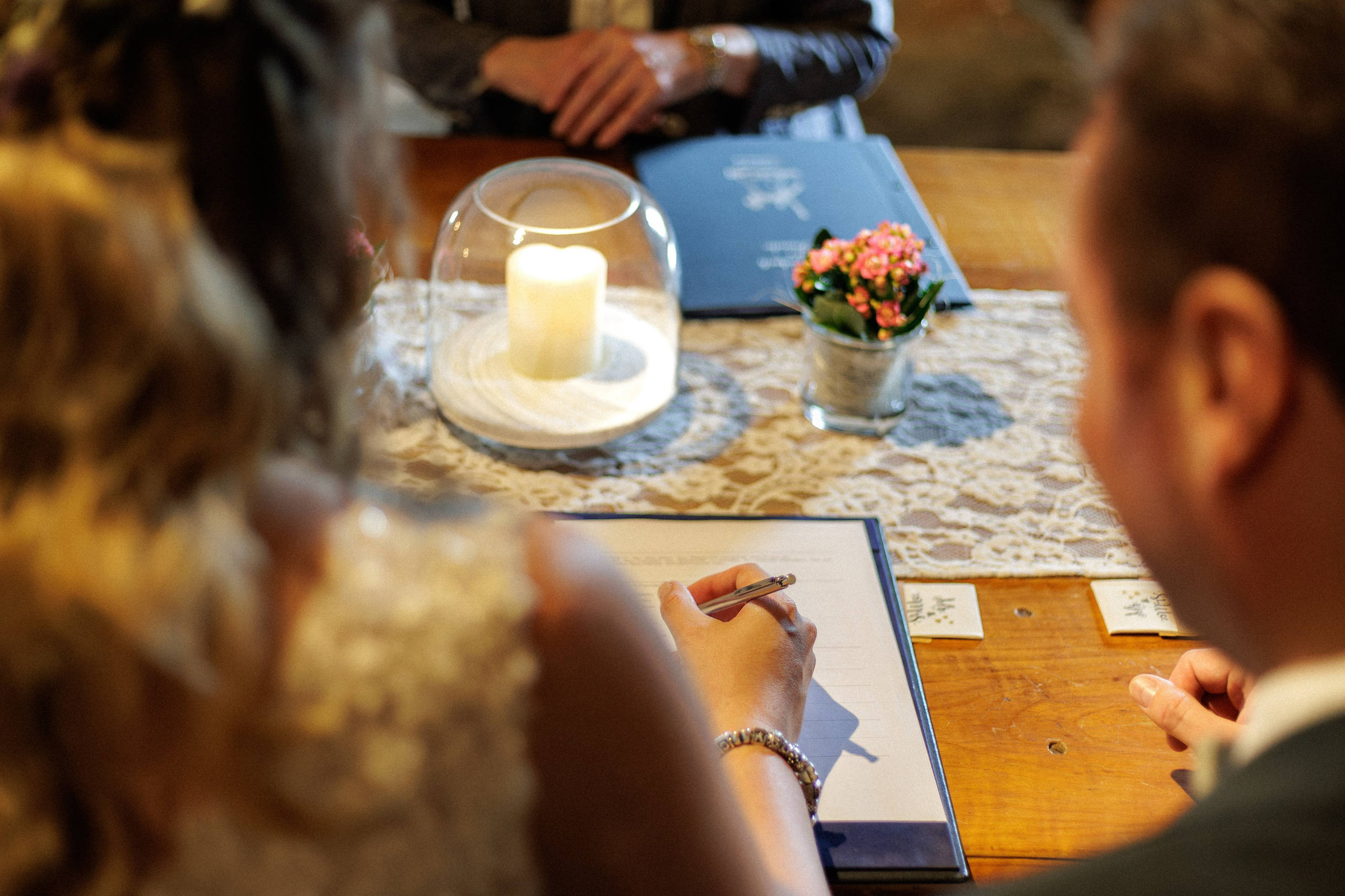 Hochzeitsfotografie an der Windmühle Eyendorf | Historische Romantik in Niedersachsen. Hochzeitsfotograf und Hochzeitsvideograf aus Hamburg | Roka21Film