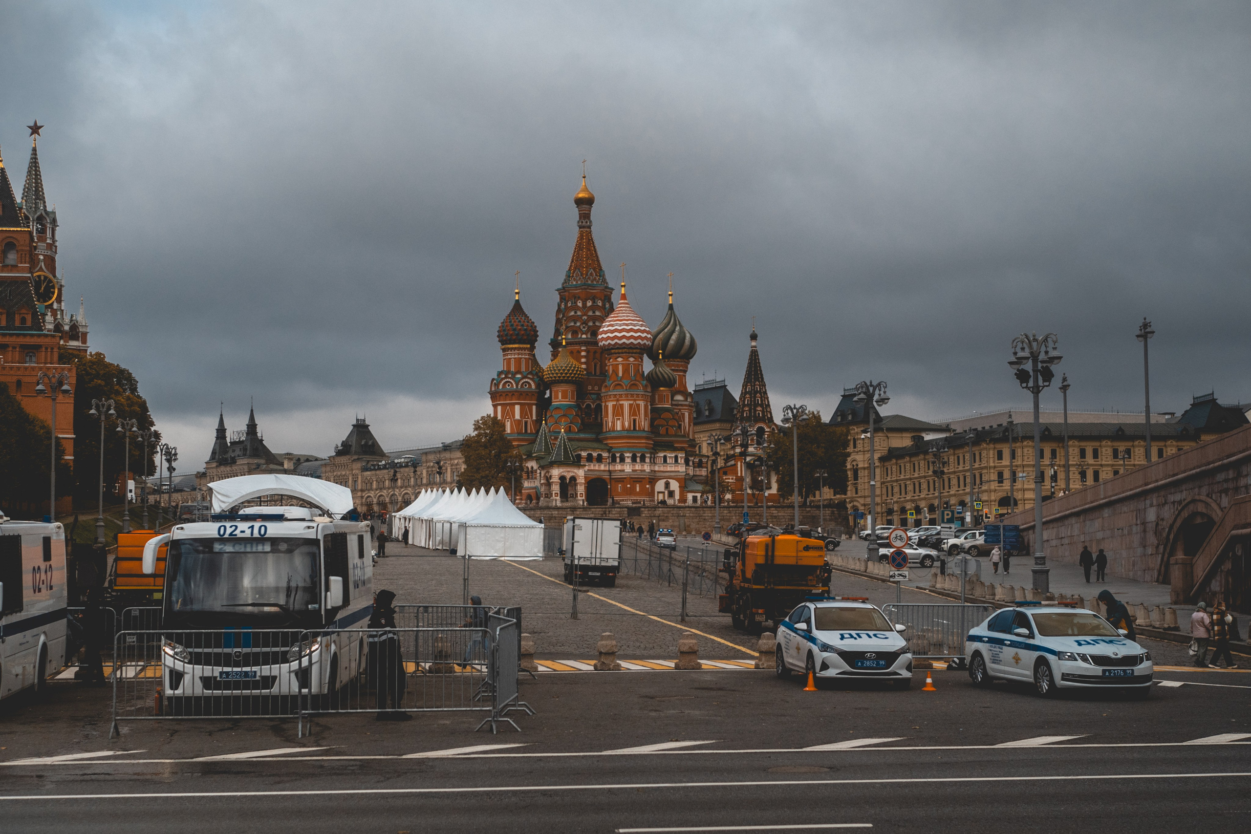 Moscou, une promenade vers Parc « Zaryadye » longeant Moskva-Reka. Photographe sur Cote d’Azur. Portraits de familles, couples, enfants, événements