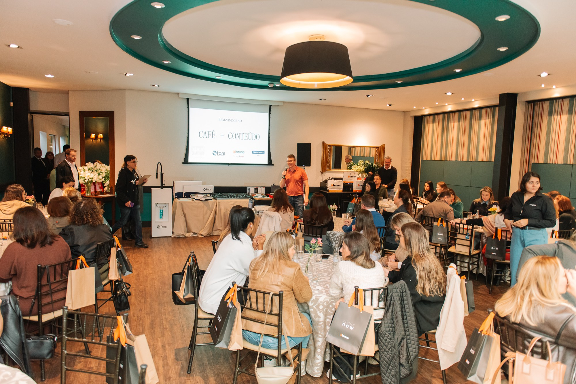 Café + Conteúdo | Casa Pinezi. 78 Imagens