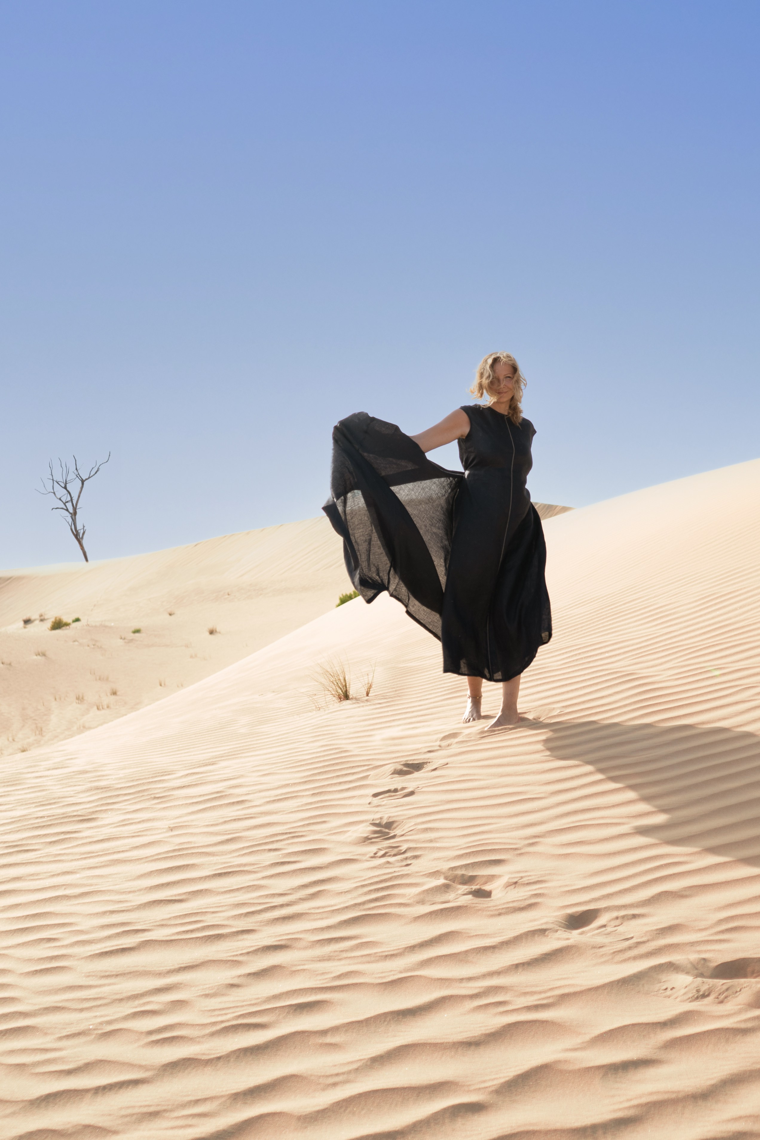 Photographer in the Abu Dhabi desert. Book a shoot in the Dubai desert, UAE. Romance of the East. The endless desert of the Emirates. Photos in the desert. Minimalism in photography. Nice photo sessions in the desert. Children in the desert. A girl in the desert. Beautiful photos in the UAE desert