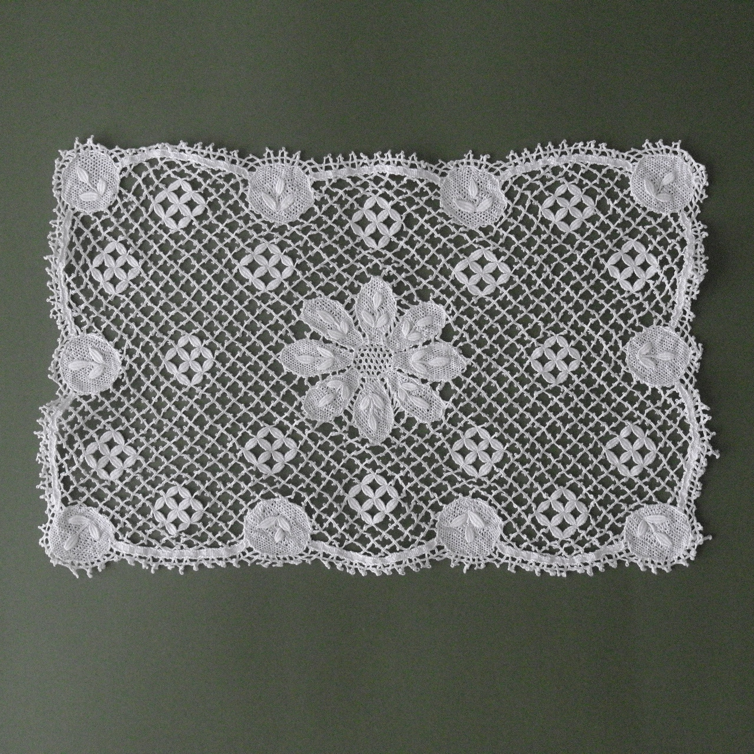Lace napkins. Современнные и актикварные украшения в Барселоне, Москве и Санкт-Петербурге