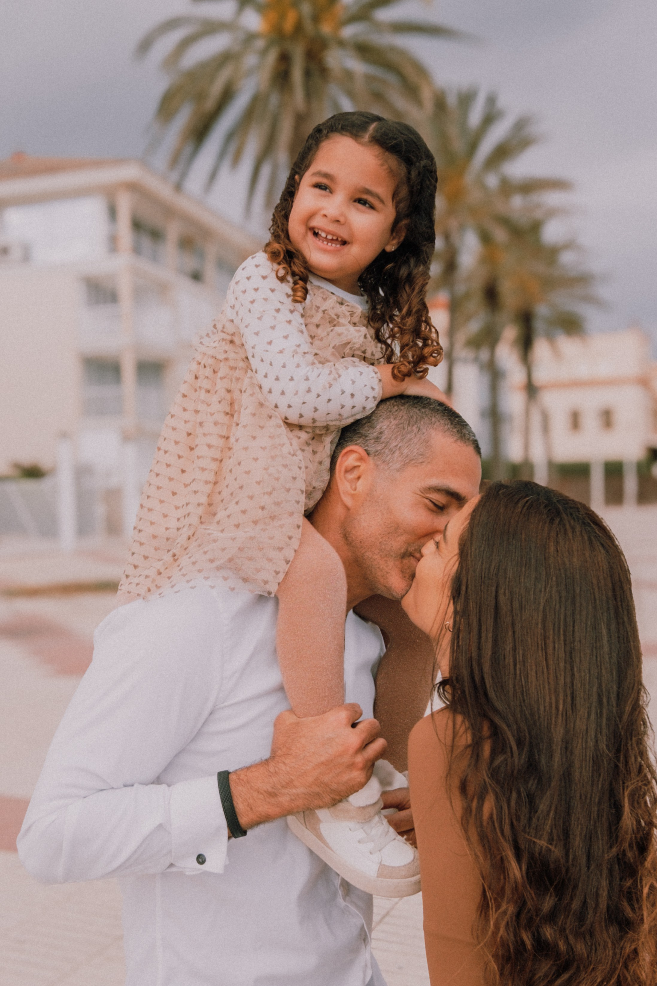 Sesión familiar en la playa. Fotografía profesional en Calafell - Elena Medvedeva