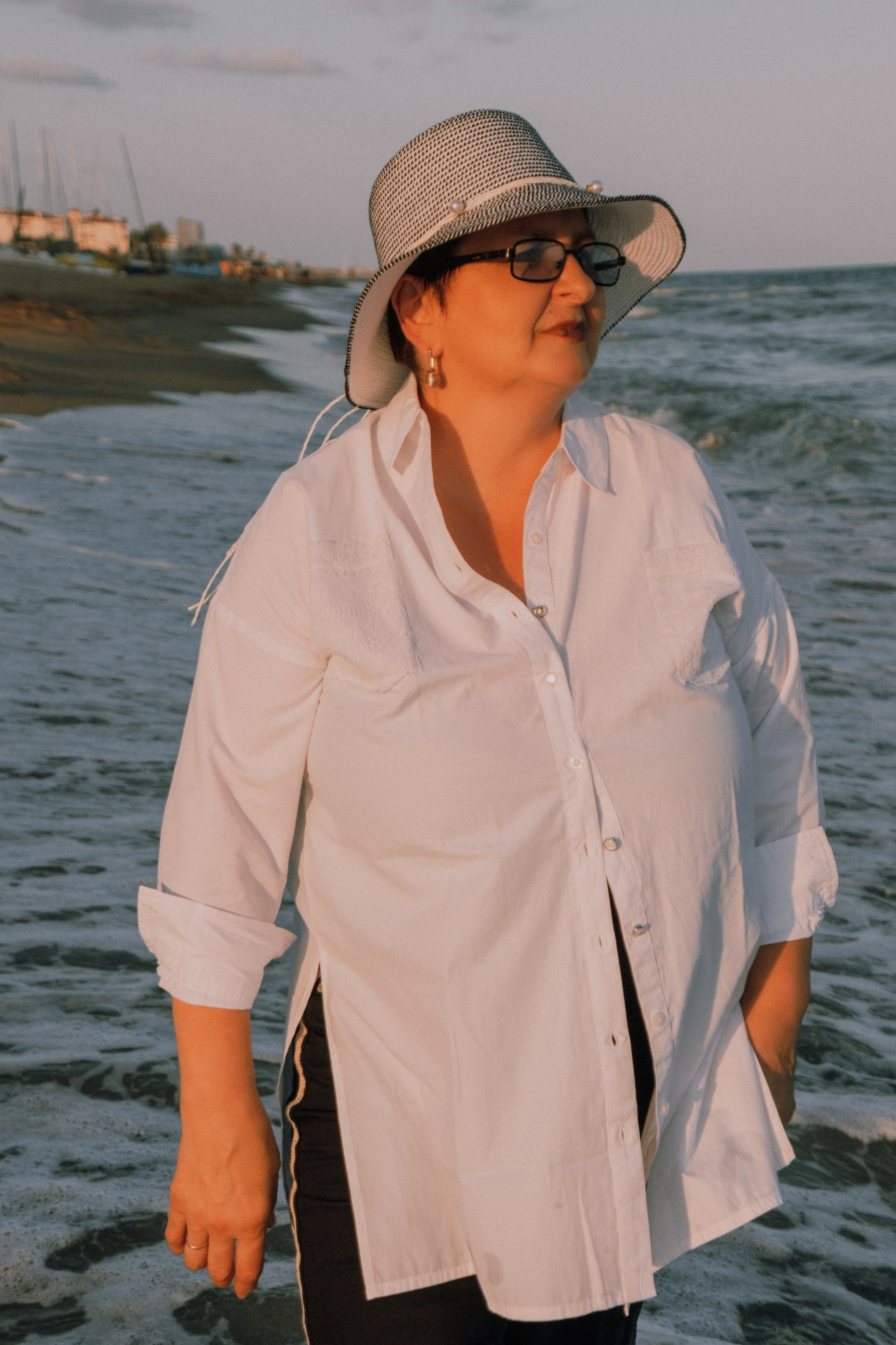 Sesión de amigas en la playa. Fotografía profesional en Calafell - Elena Medvedeva