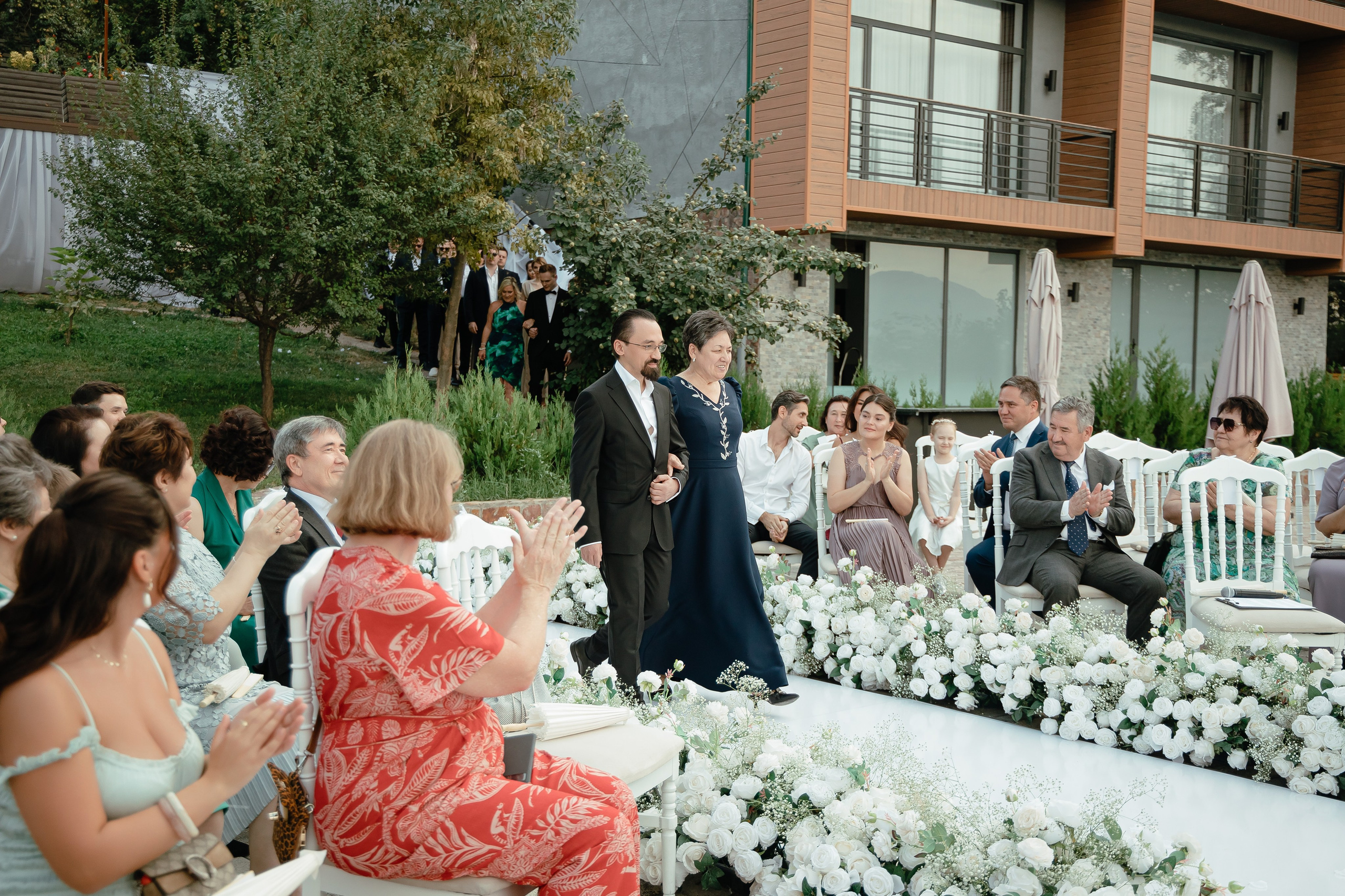 Thomas & Suyumbika. Главная