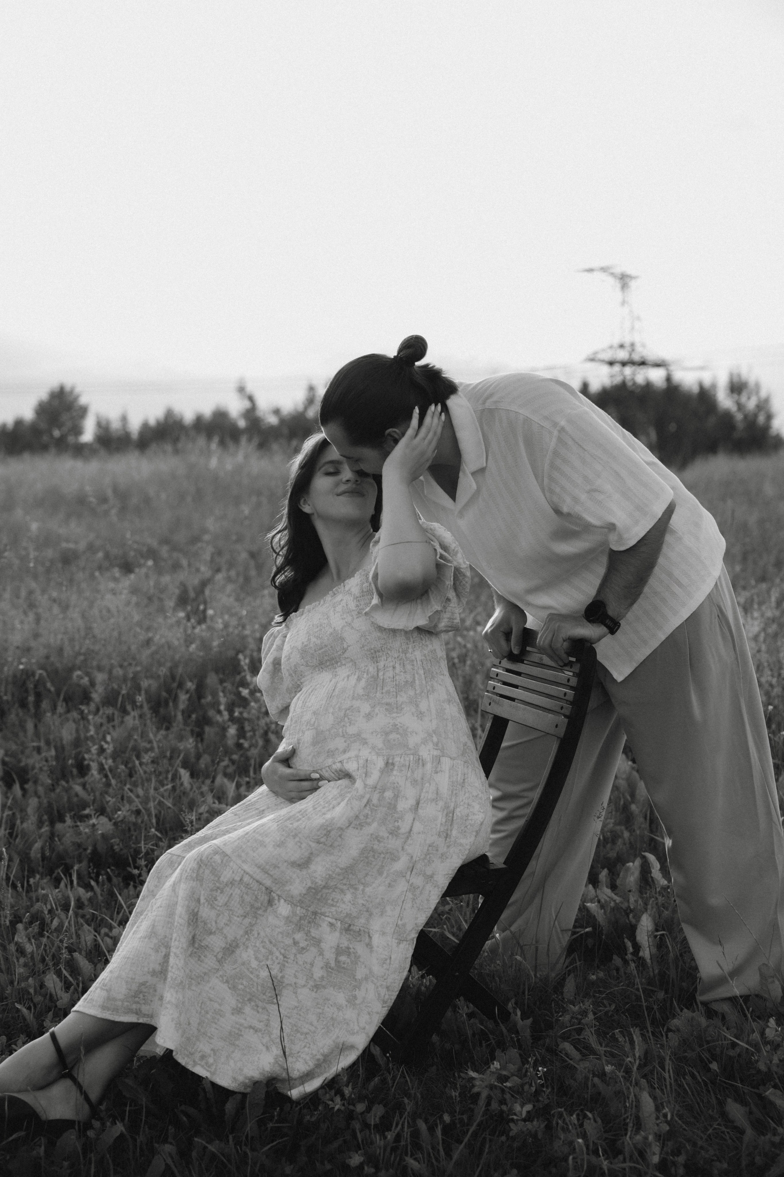 Lera & Maksim | laukimo fotosesija pievoje saulei besileidžiant. Vestuvių ir šeimų fotografė Lena Bondarenko / belove photo