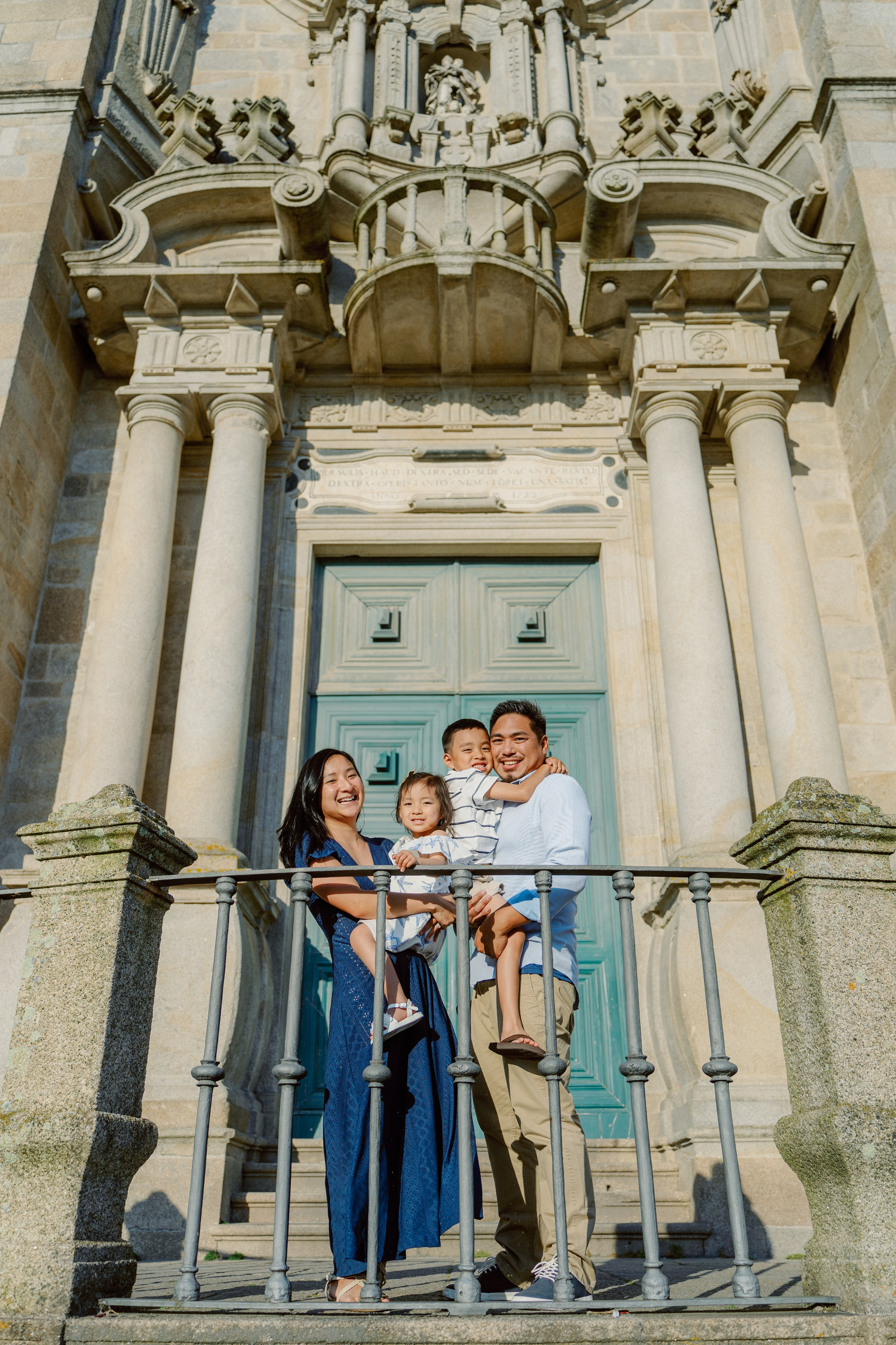 Family photo shoot in Porto. Photographer in Portugal Polina Gotovaya