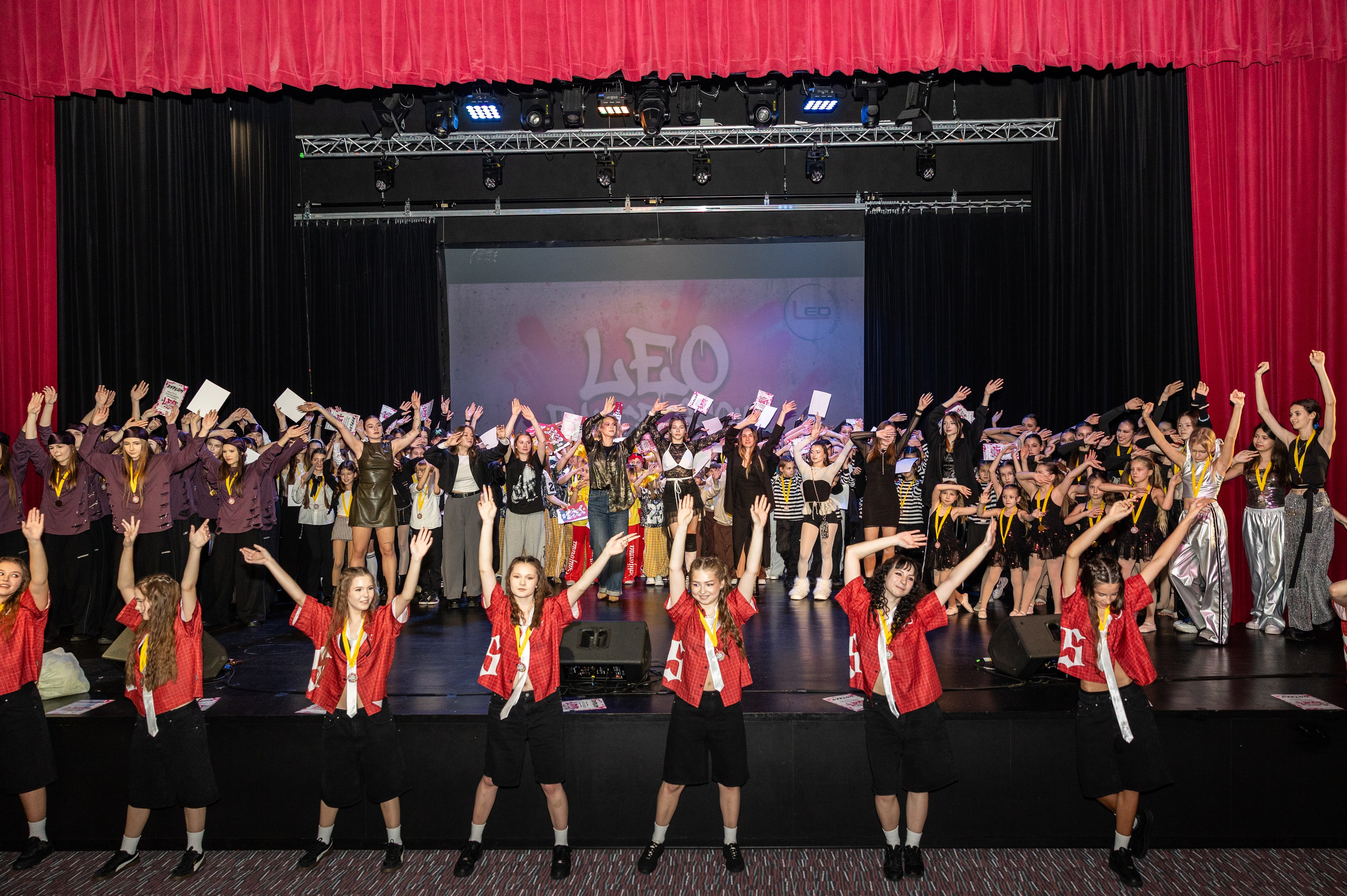 LEO DANCE SHOW WINTER 2025. Семейный и детский фотограф в Варшаве Мила Бобровская