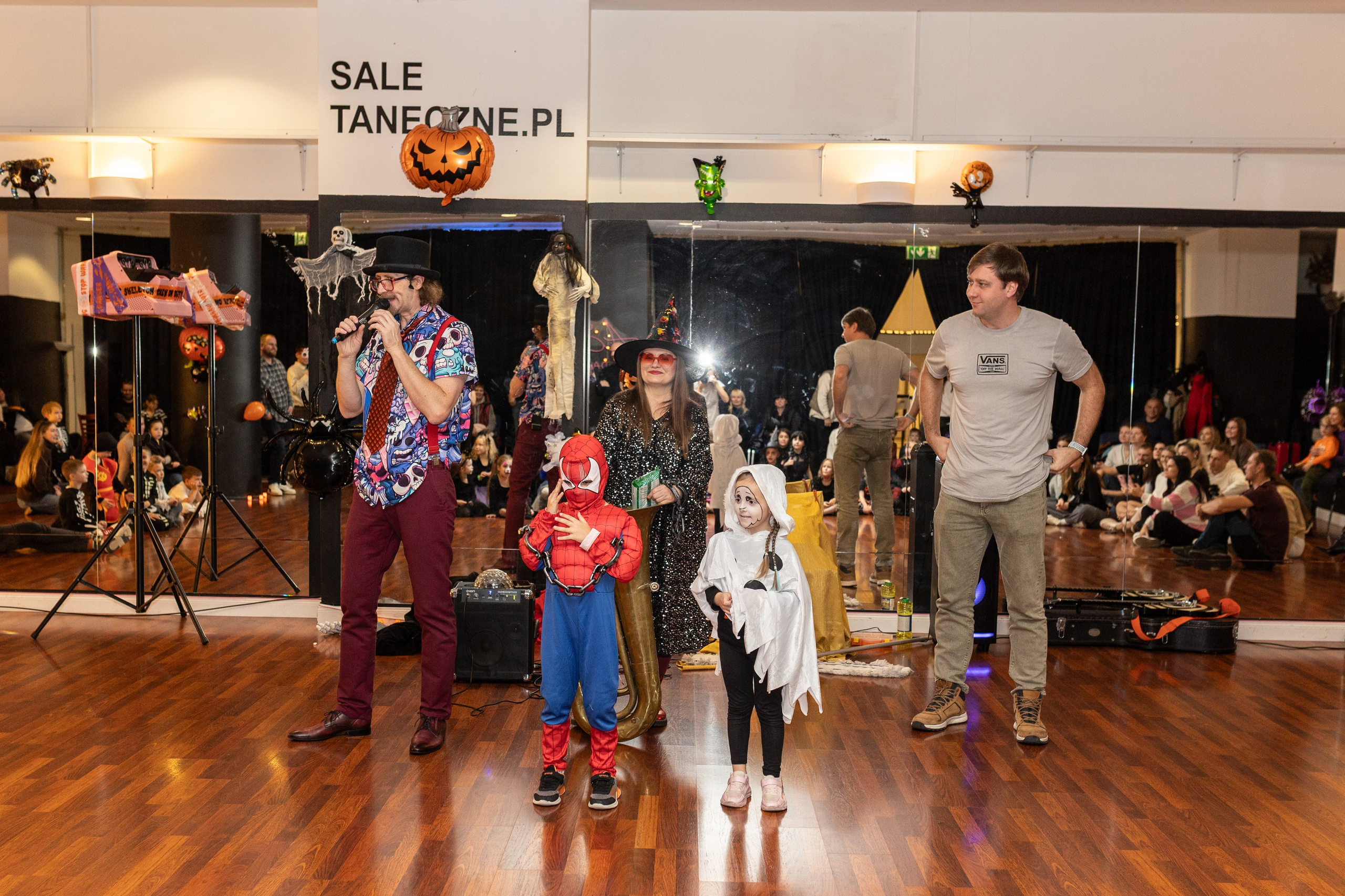 Leo dance studio Helloween 2025. Семейный и детский фотограф в Варшаве Мила Бобровская