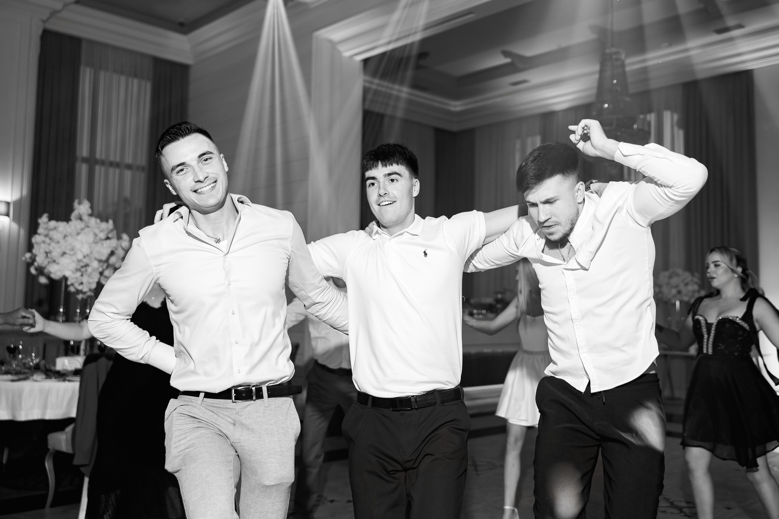 Eugen & Livia — Grand Elysee — Wedding Day. Servicii Foto și Video 067188353