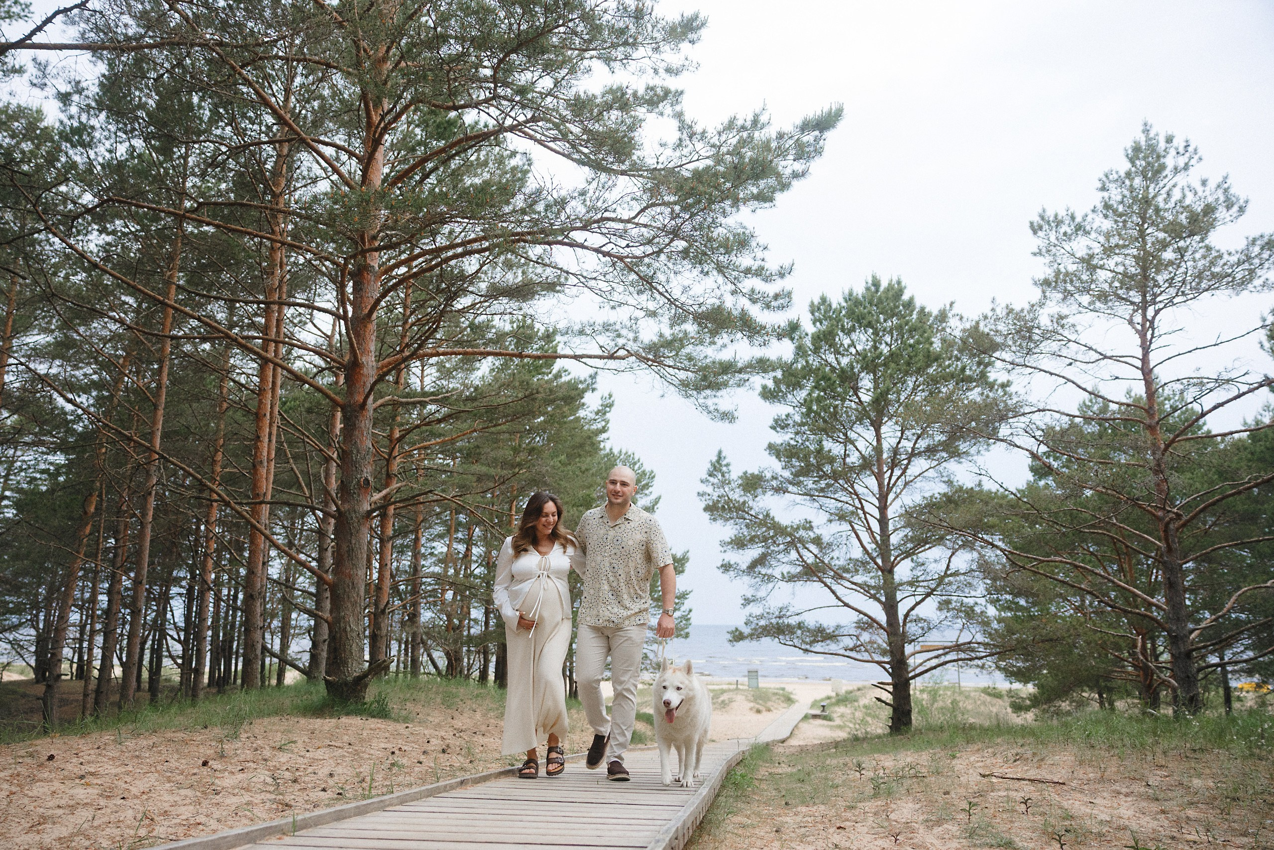 Фотосессия ожидания на пляже — счастье вдвоём (и с хвостиком) под дождём на закате. Евгений Тимофеев | Свадебный и контент-фотограф и видеограф в Риге