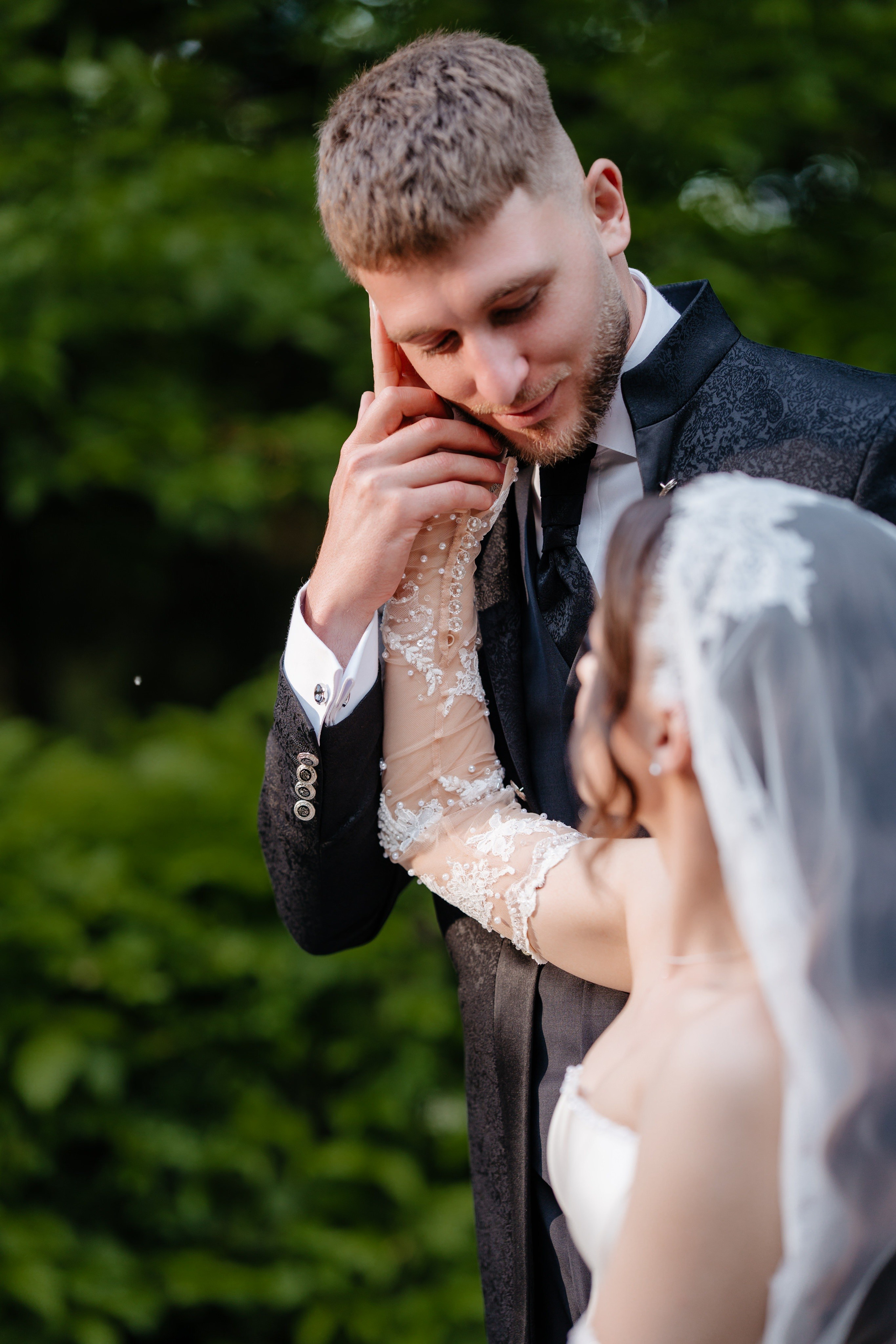 Portret romantic cu mirii pe scările de la Castelul Ghika