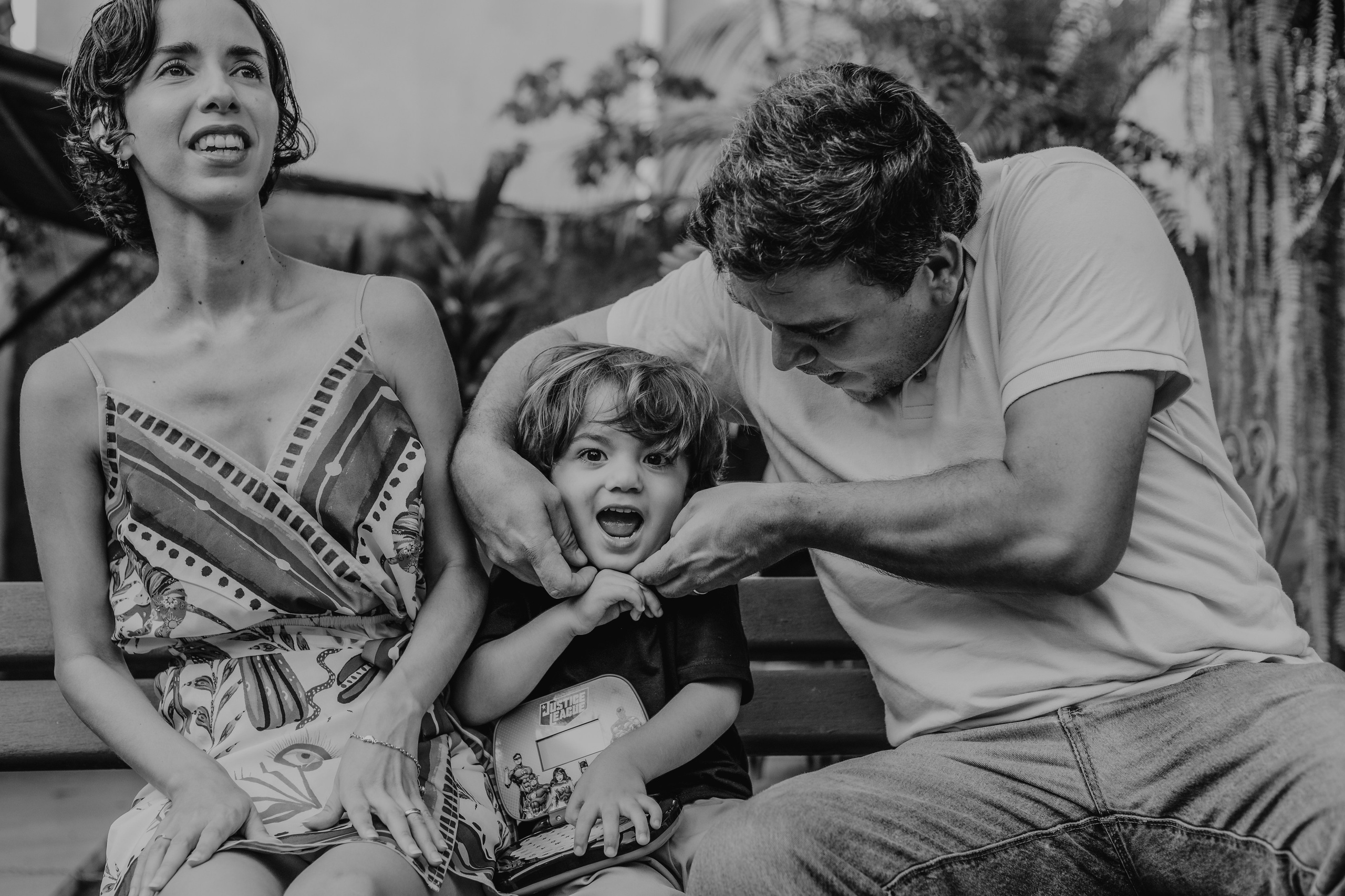 Tios brincando com menino em festa infantil