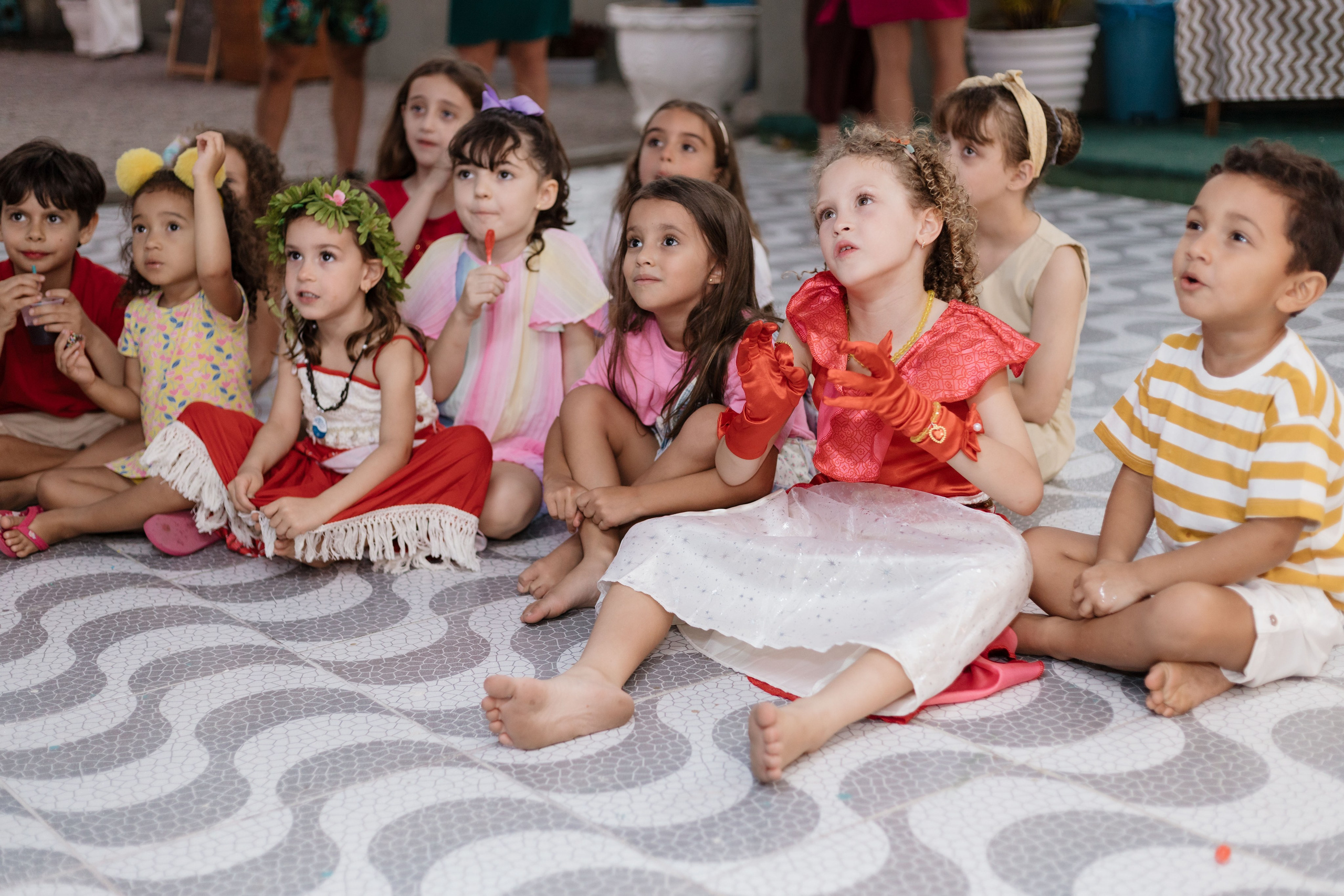 Crianças gargalhando em festa de aniversário ao ar livre
