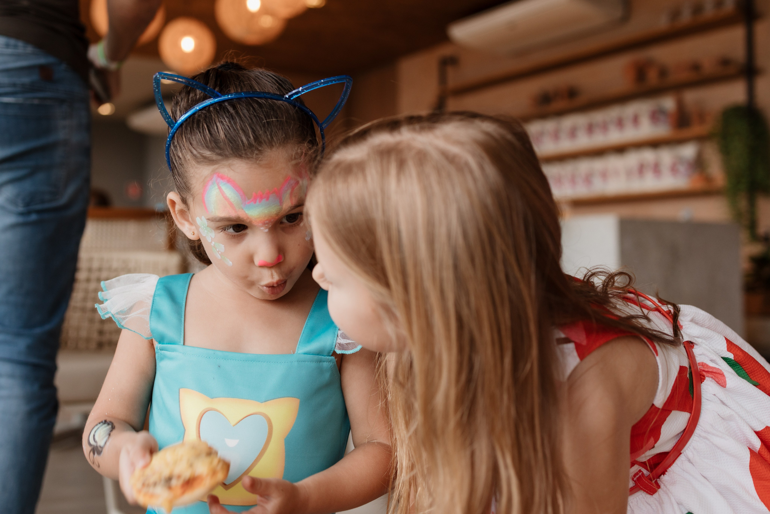 Crianças interagindo na festa de aniversário