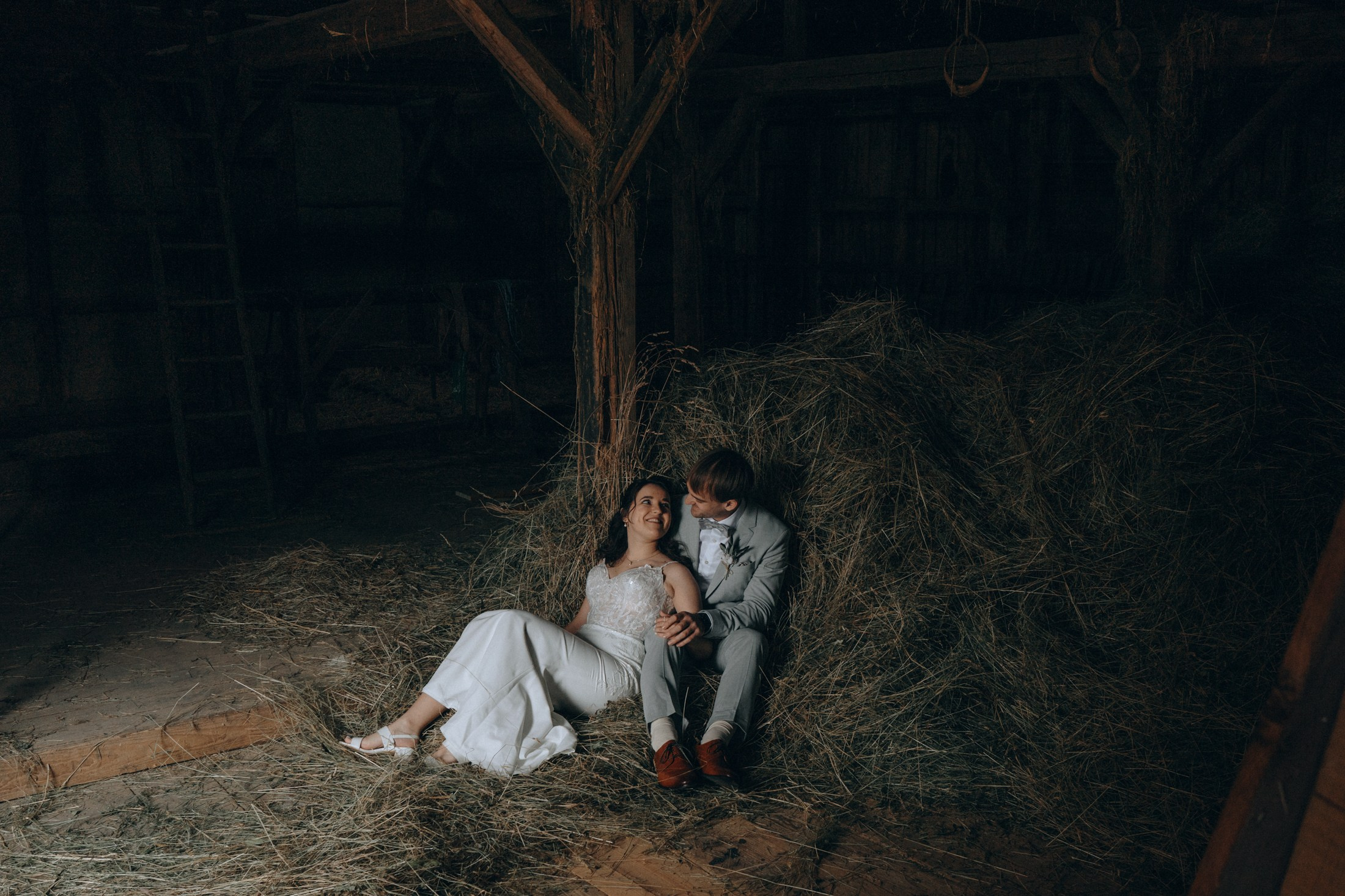 Brautpaar im Park bei Nacht – stimmungsvolle Hochzeitsreportage Dresden