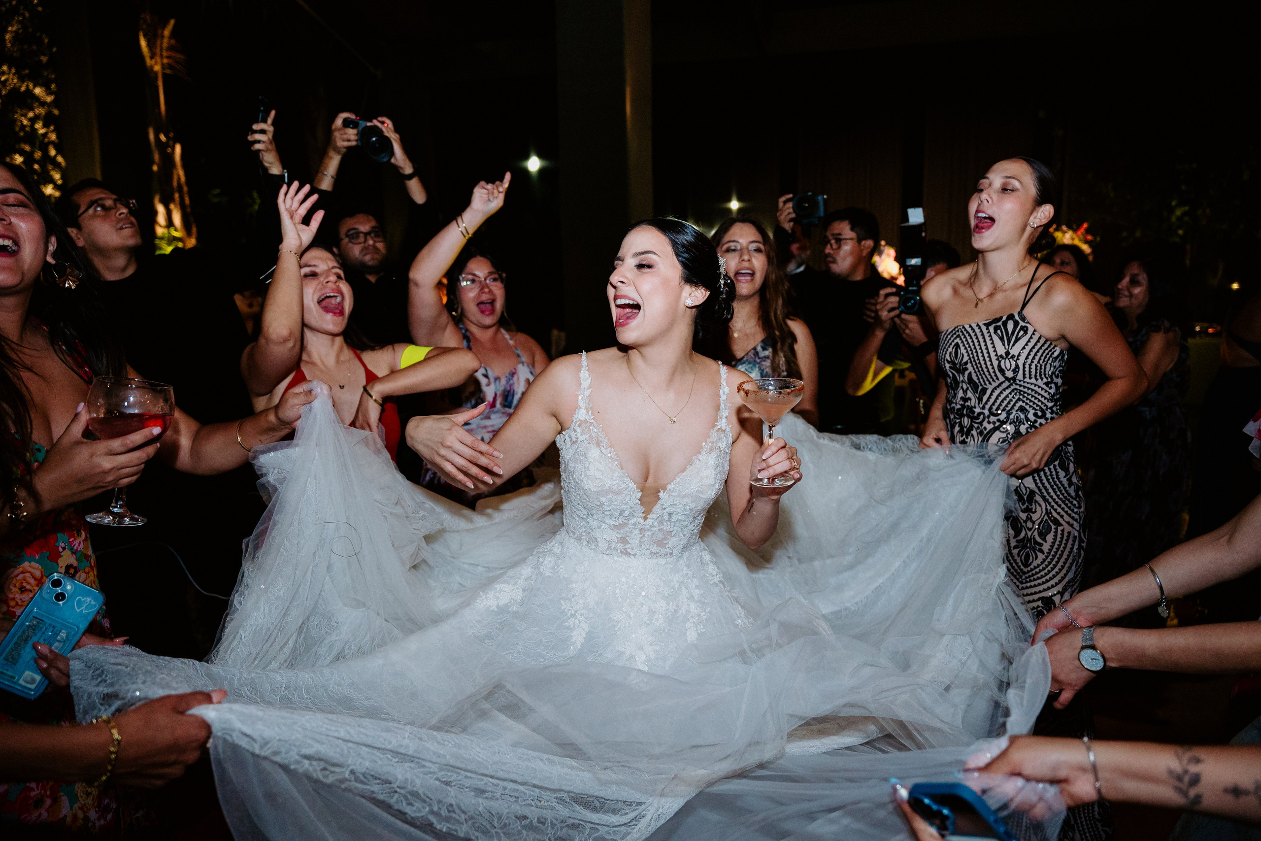 Un vistazo a la fiesta. Fotógrafo de Bodas en Lima | Ronhy Altamirano. Fotografía narrativa y cinematográfica para bodas, quinceañeras y eventos exclusivos