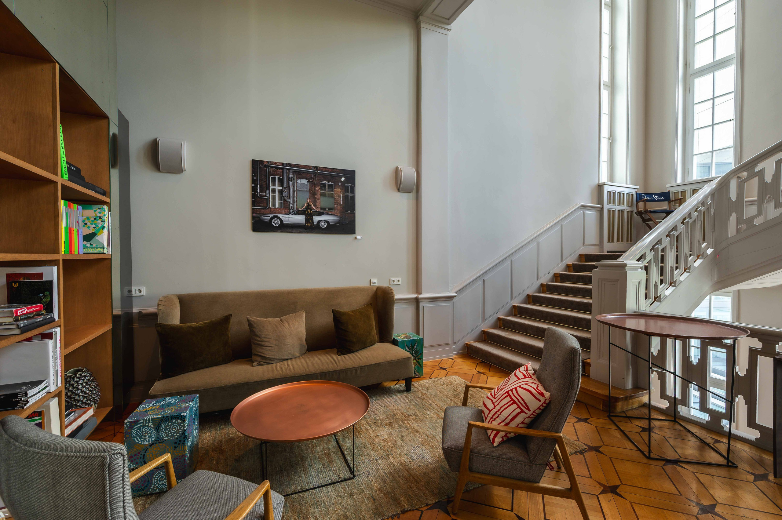 Architektur und Interior eines eleganten Hotelbereichs im Das Stue Berlin