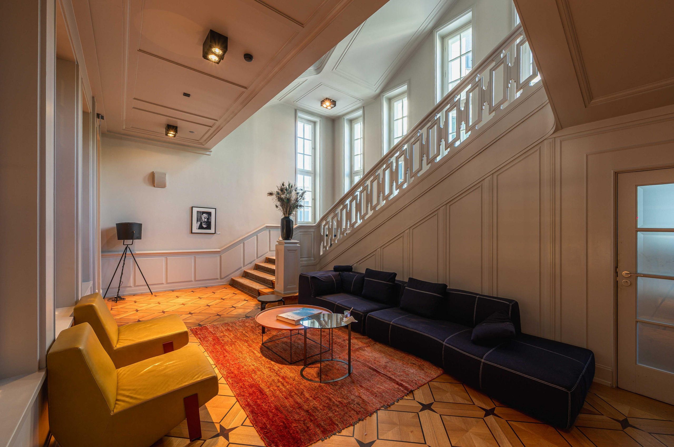 Architektur und Interior eines eleganten Hotelbereichs im Das Stue Berlin