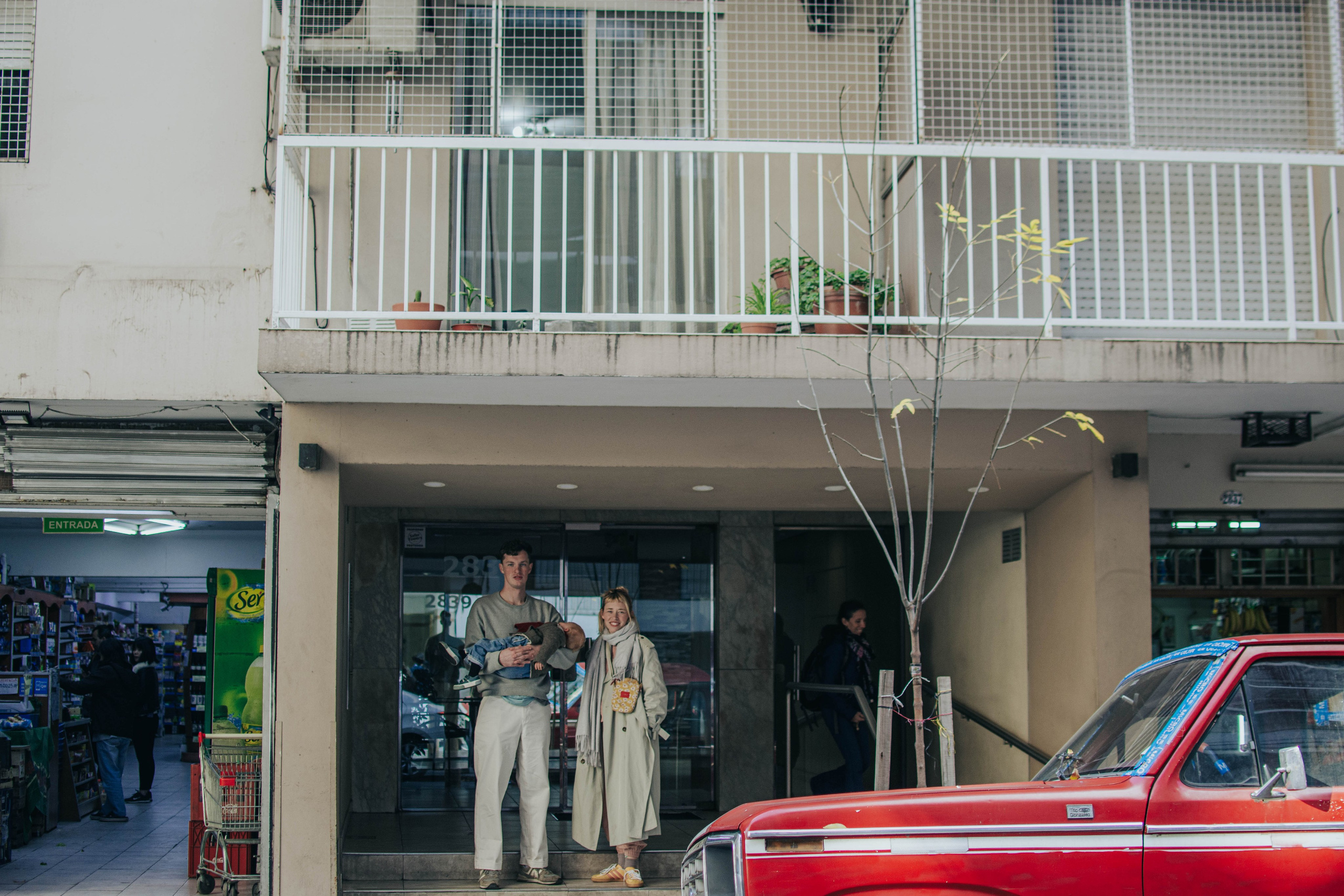 Family photo shoot. Buenos Aires. Photographer @elmirkami in the city of Buenos Aires