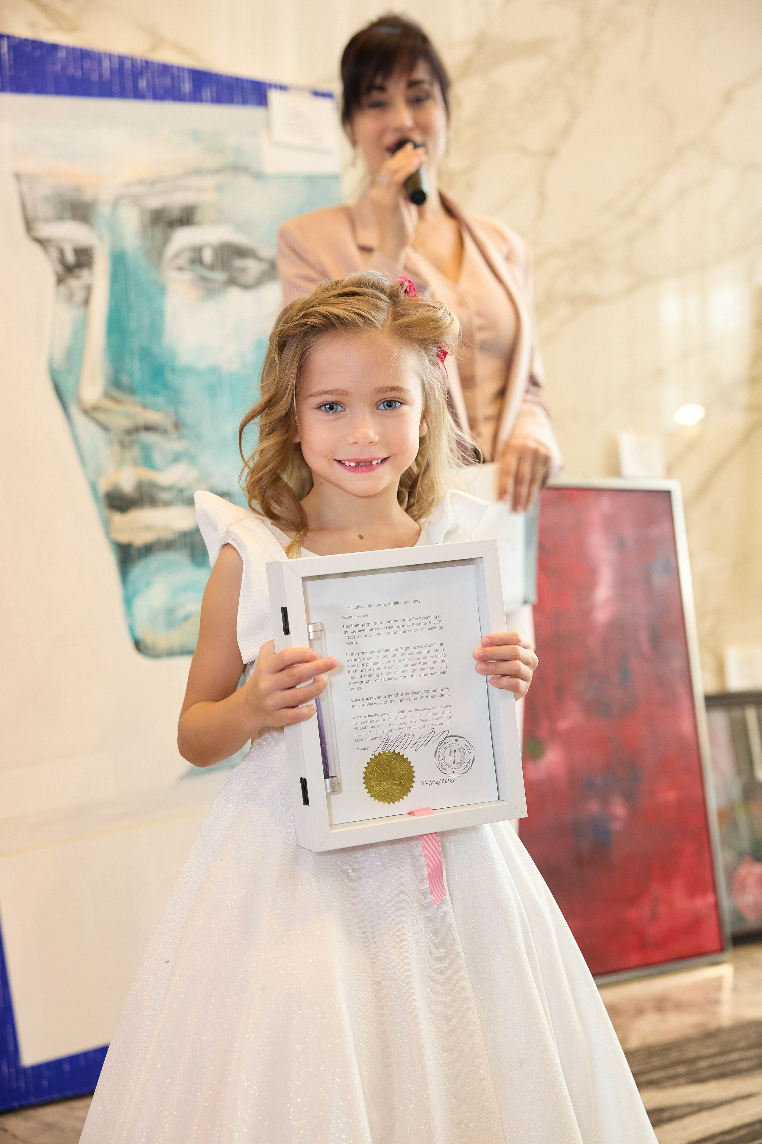 Авторская благотворительная художественная выставка Дианы Бортник. Фотограф Юлия Маковеева