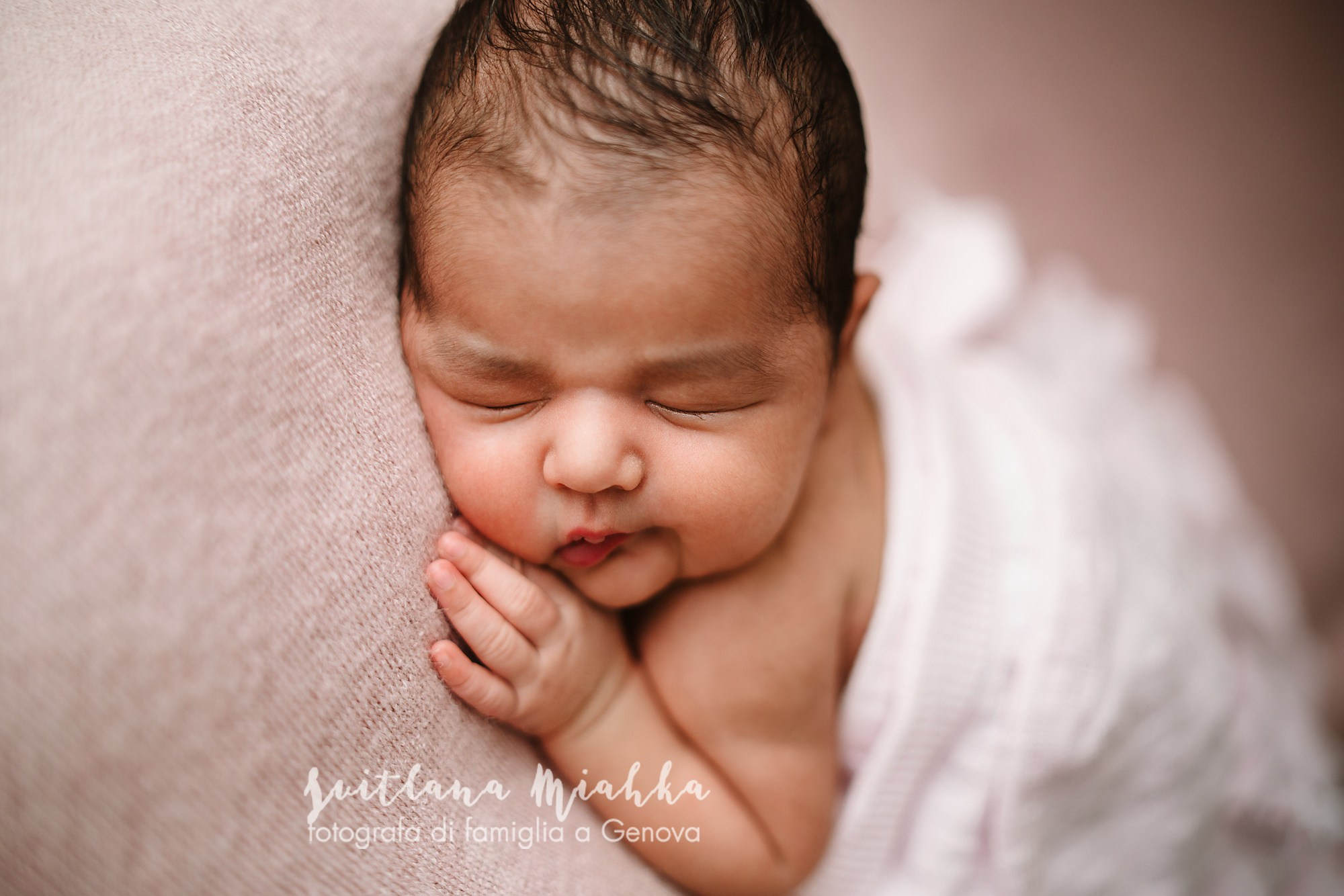 Newborn 2025. Svitlana Miahka fotografa a Genova