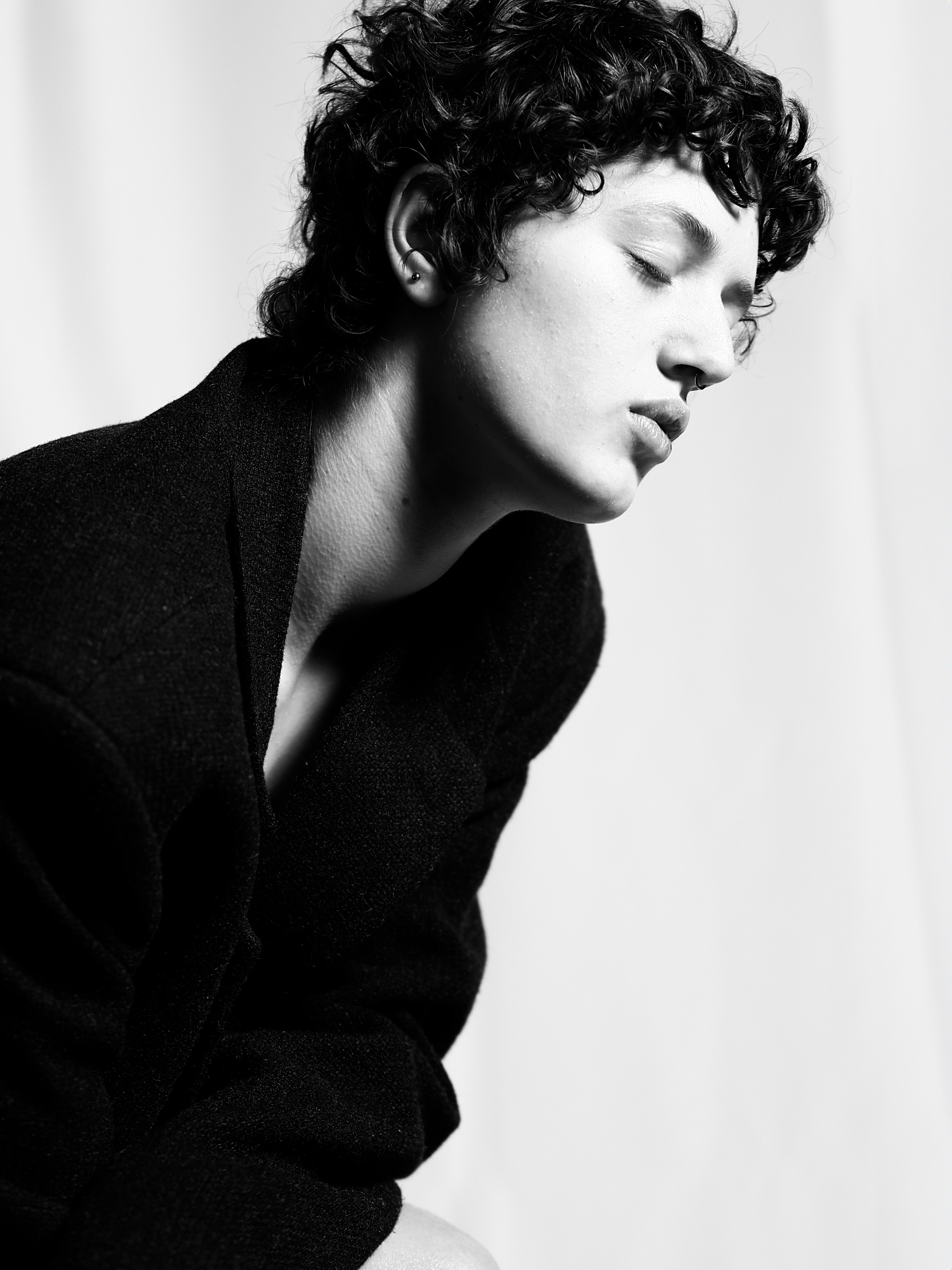 Schwarzweiß-Portrait einer Tänzerin in Studio Salzburg 