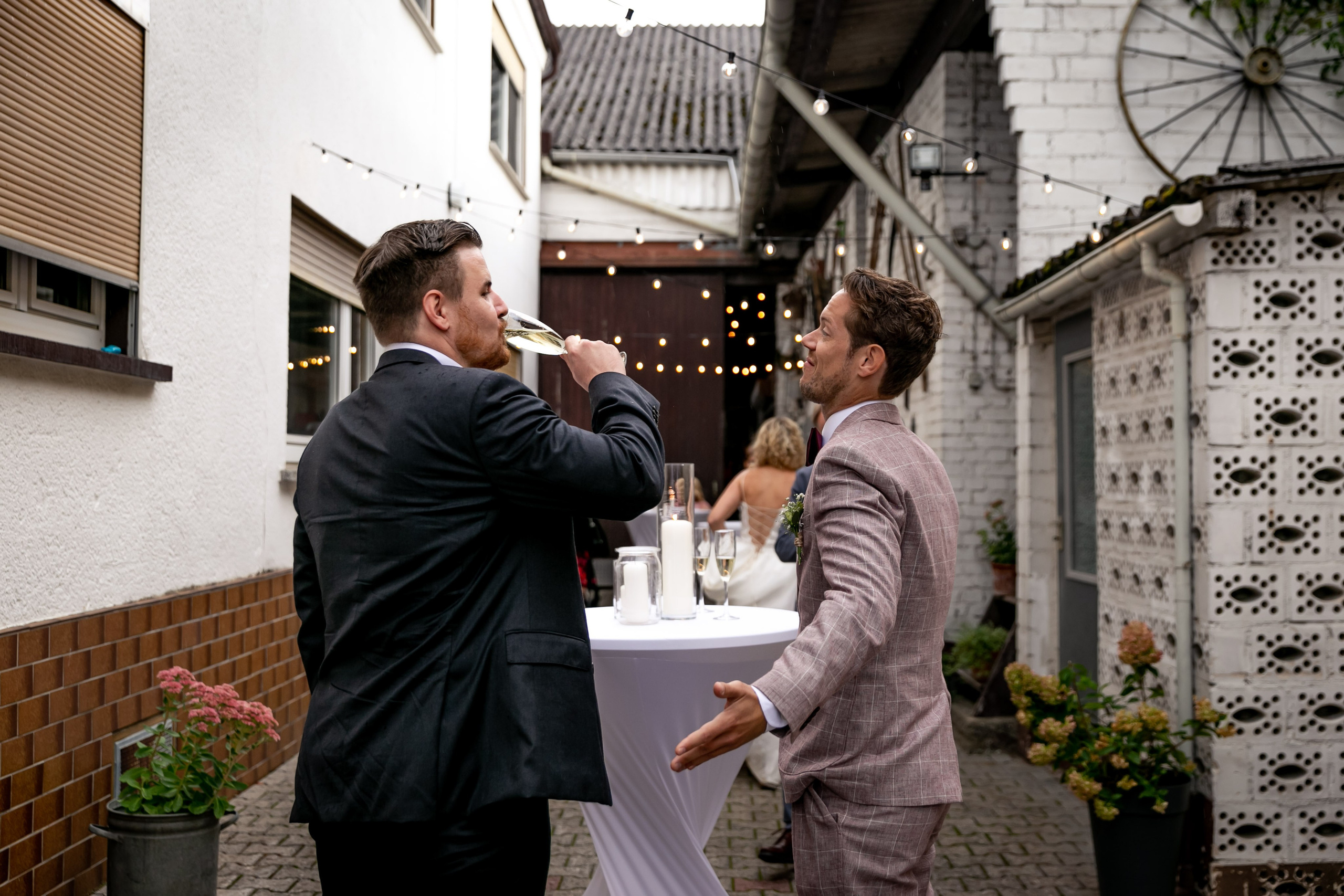  Wedding photographer Berlin – romantic wedding moments near Reichstag