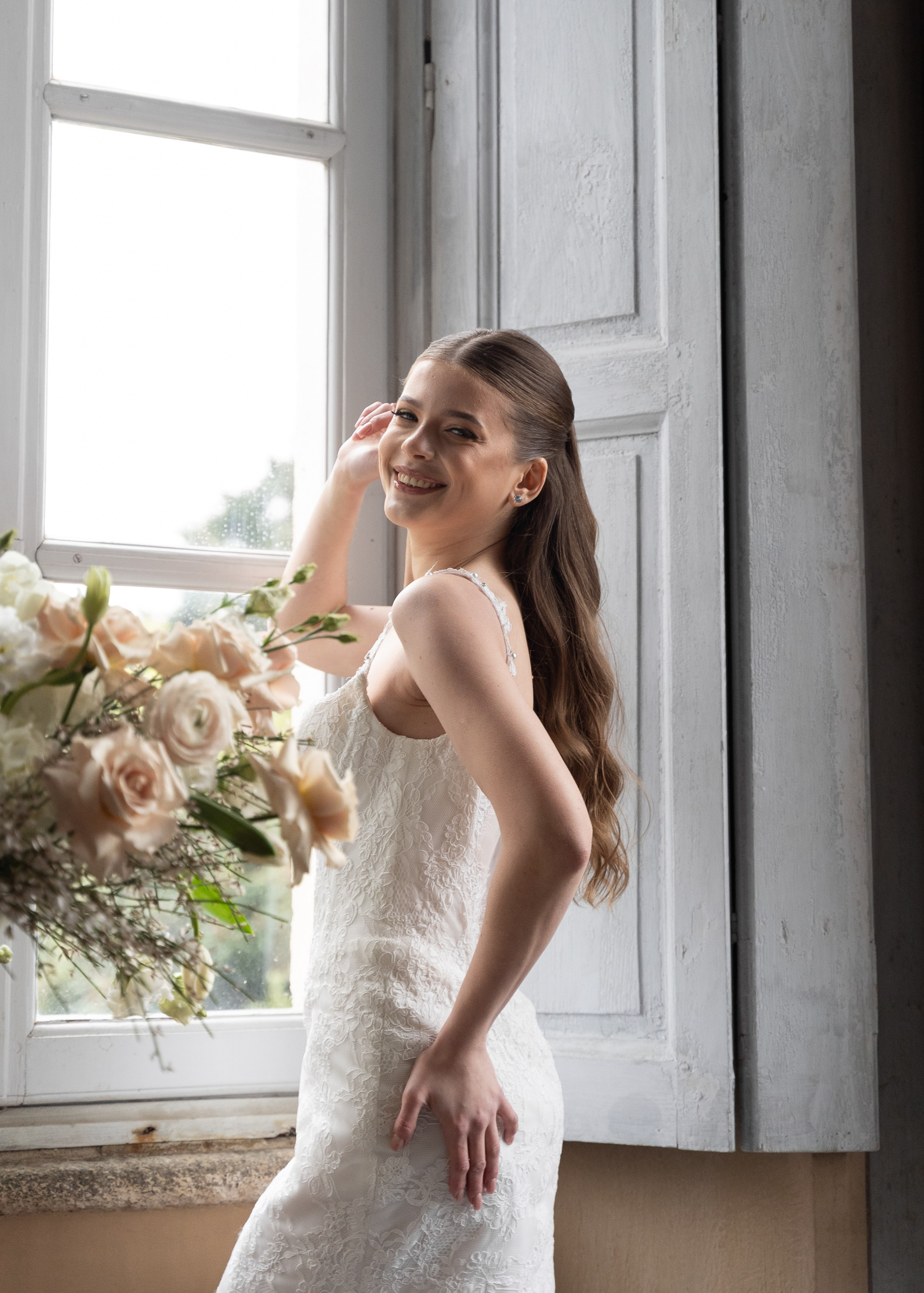 Timeless bridal hairstyle with natural makeup finish