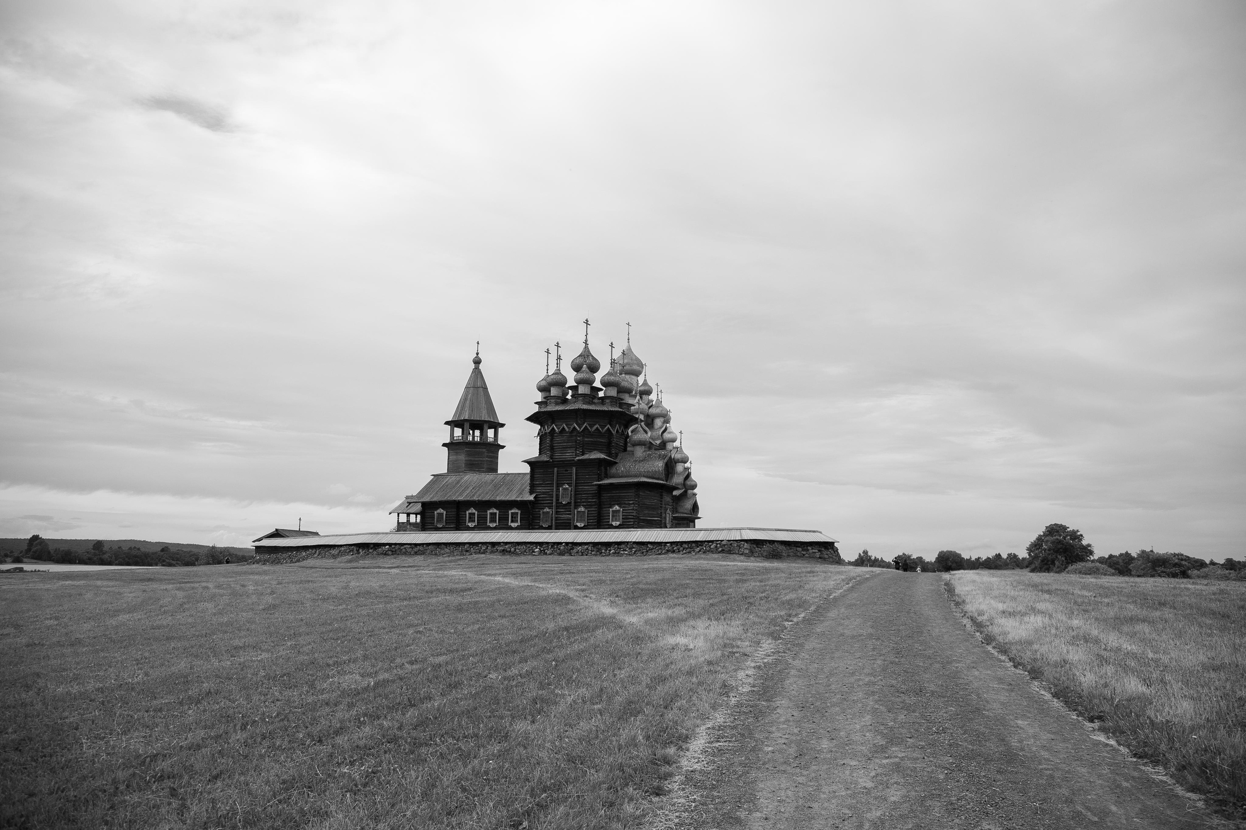 Russia. Kizhi Island. Covid period. Anastasia Shapoval violoniste et photographe. Paris — Bourges