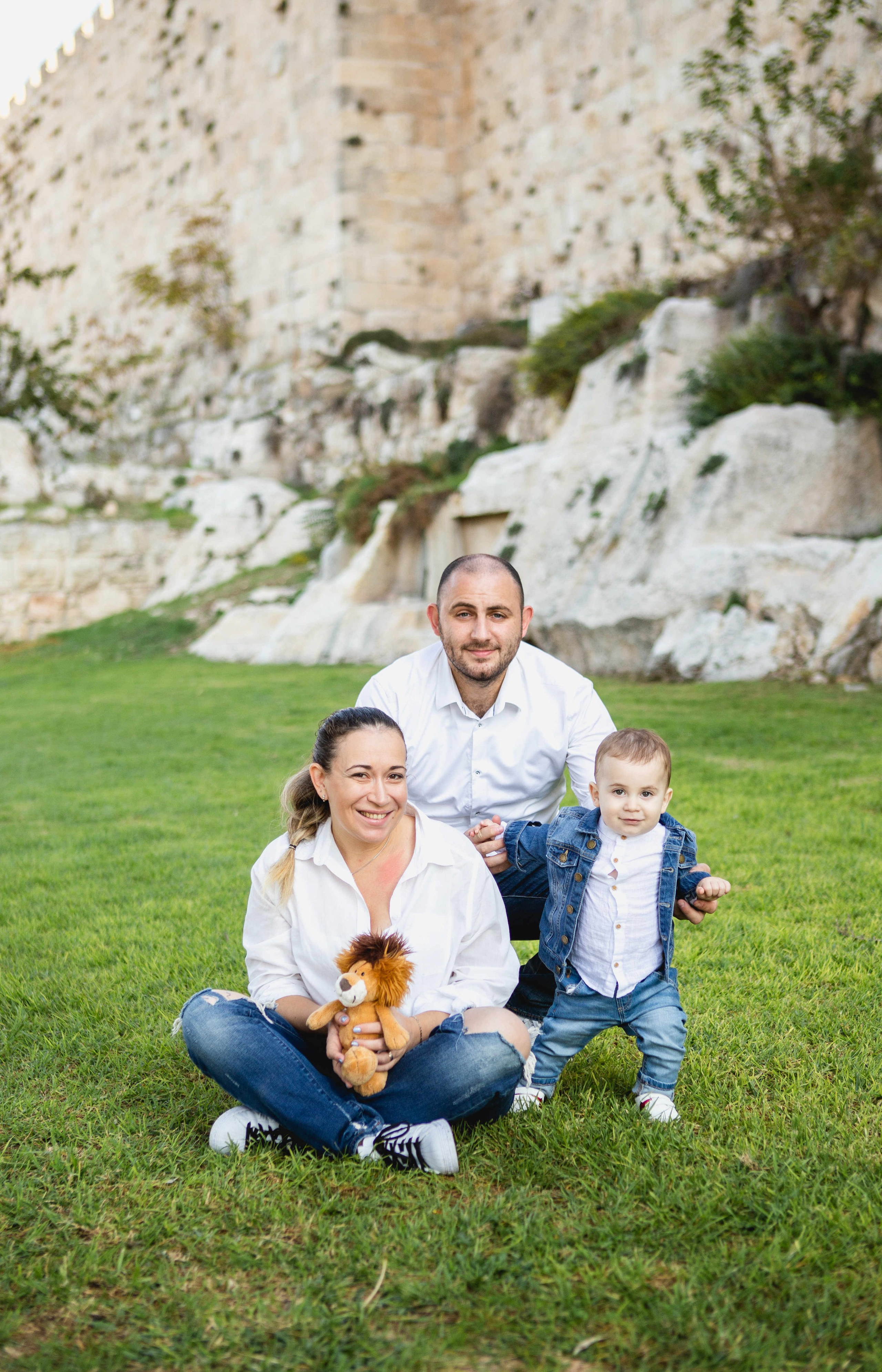 AT THE WALLS OF THE OLD CITY. PHOTOGRAPHER IN ISRAEL