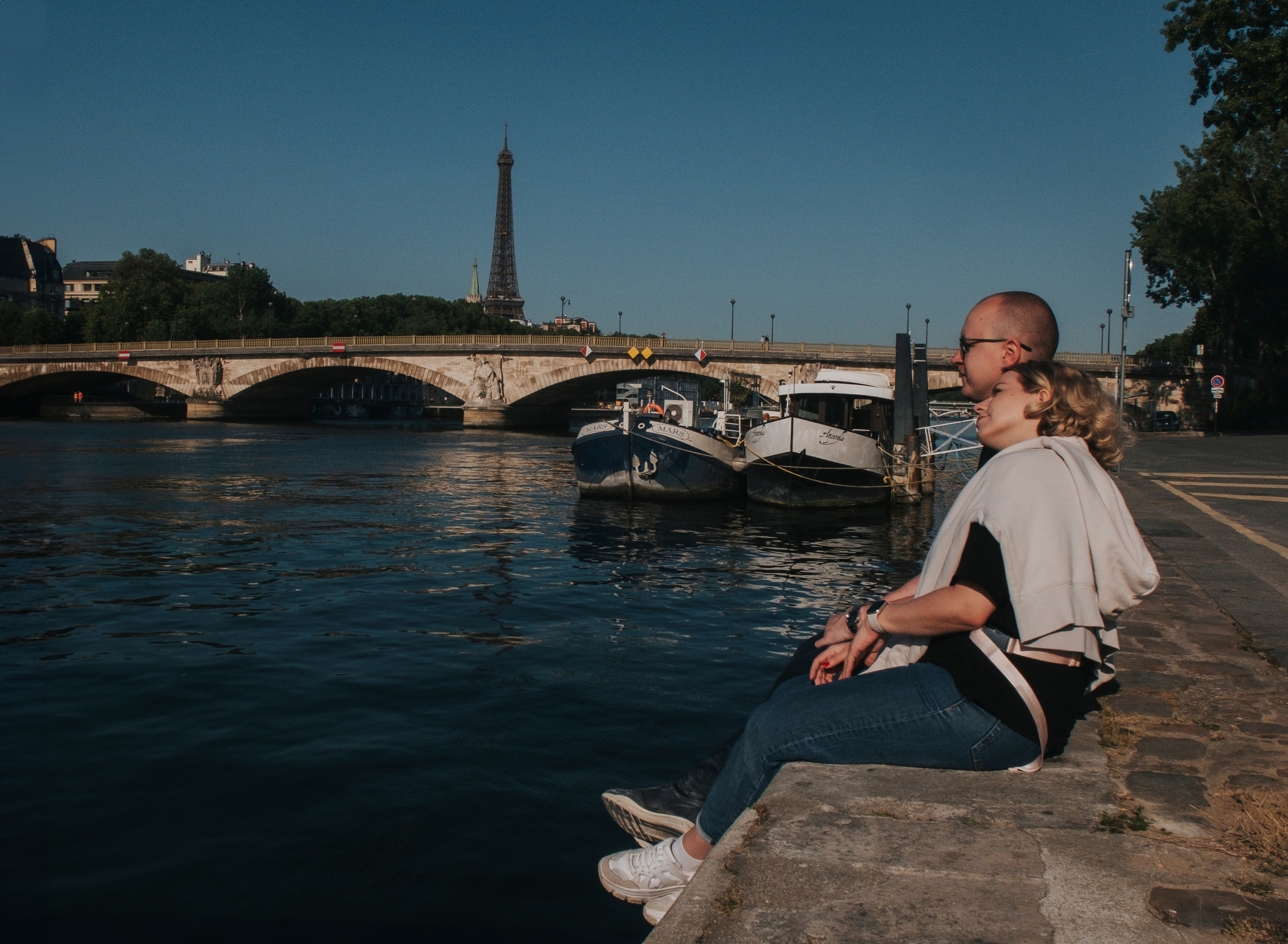 Couple photoshoot near the Louvre. Paris photographer — Polina Osipova