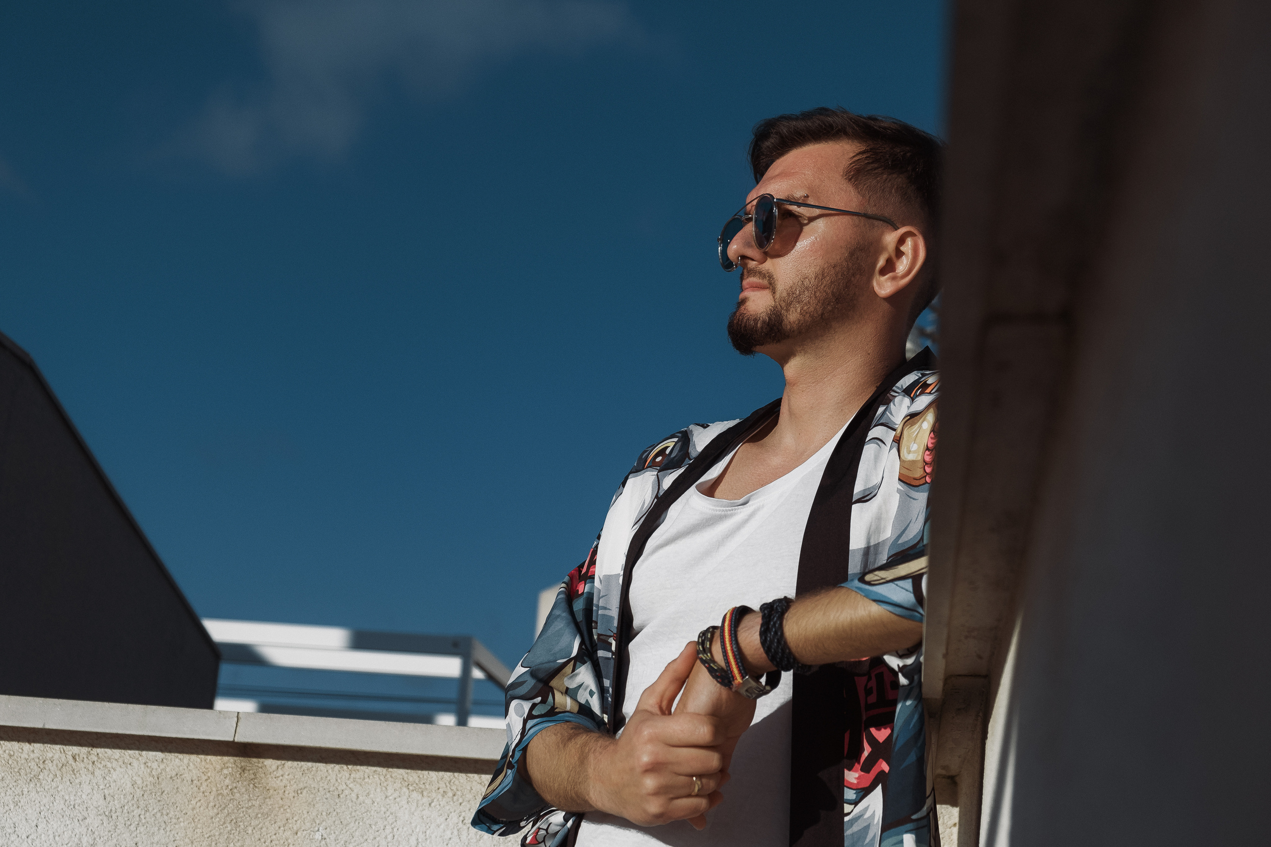 Стильная и веселая фотосессия для блогера на крыше в Торревьехе — Портретный фотограф в Аликанте