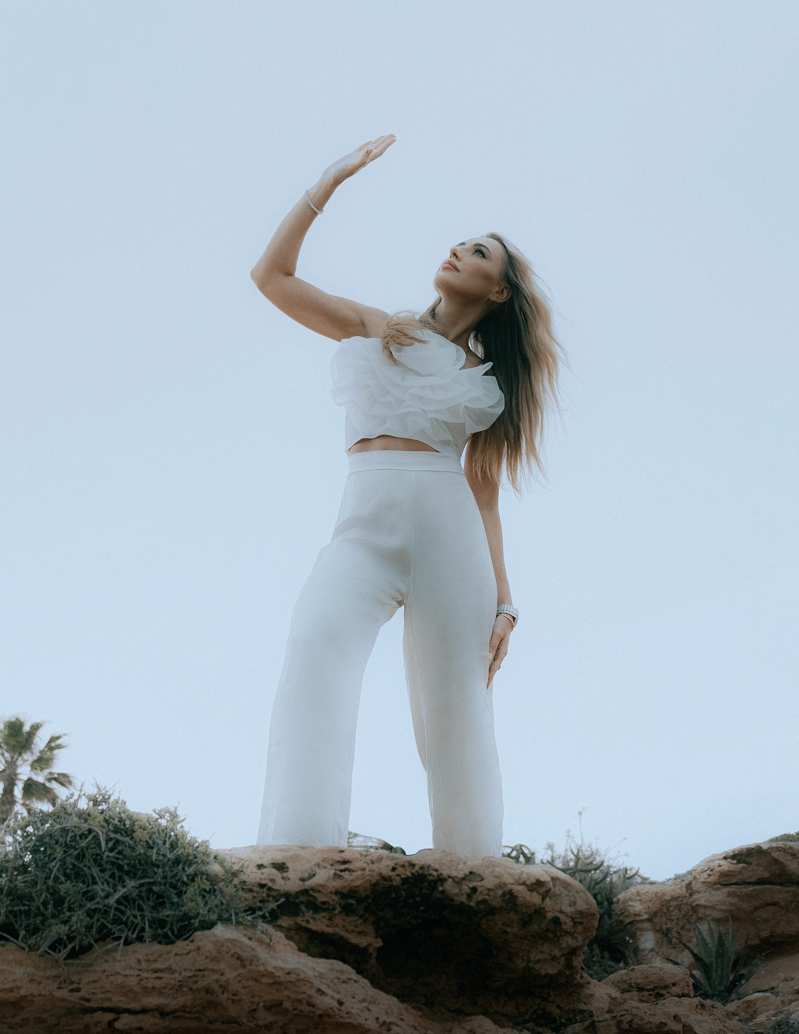 Delicate and sophisticated photoshoot on a rocky beach in Torrevieja — Portrait photographer in Alicante