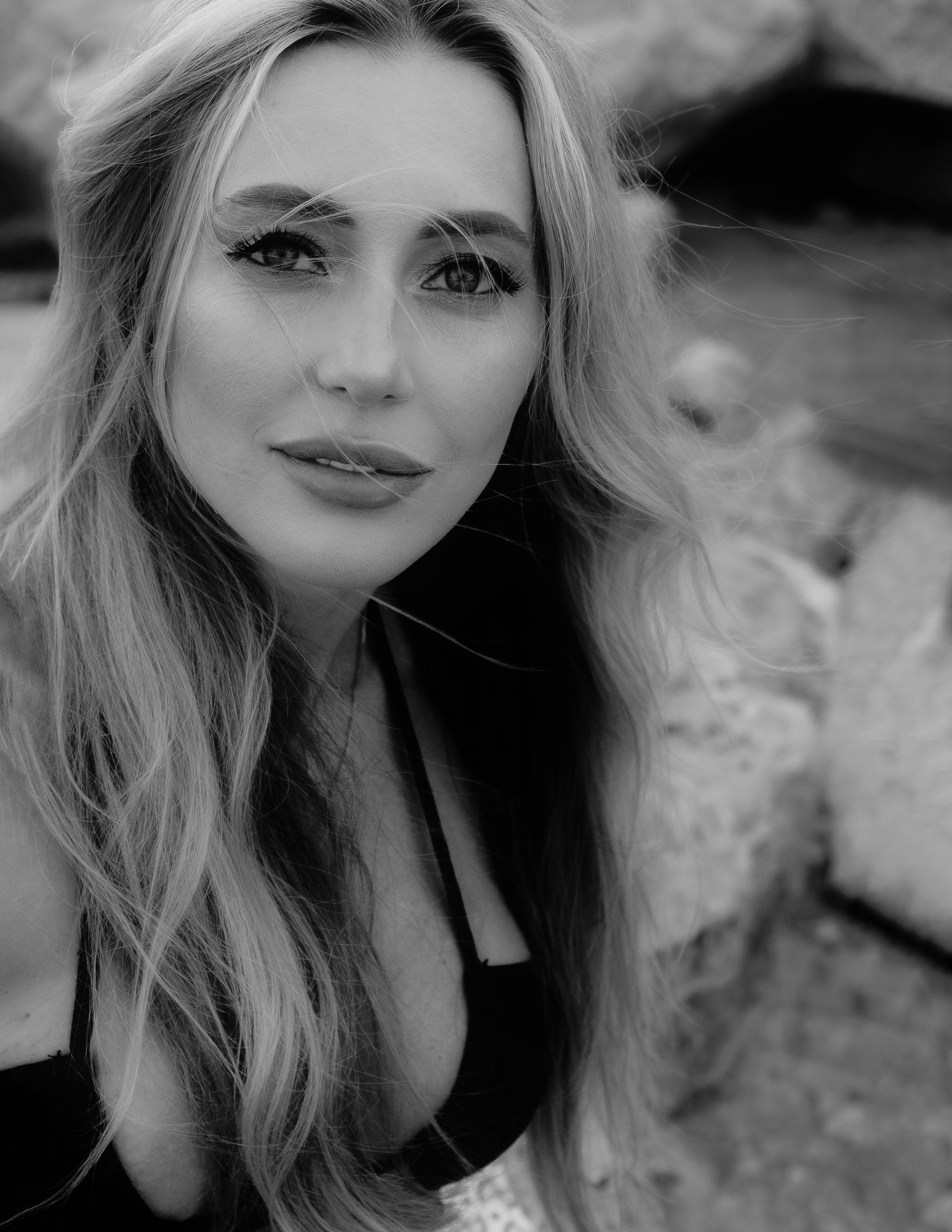 Delicate and sophisticated photoshoot on a rocky beach in Torrevieja — Portrait photographer in Alicante