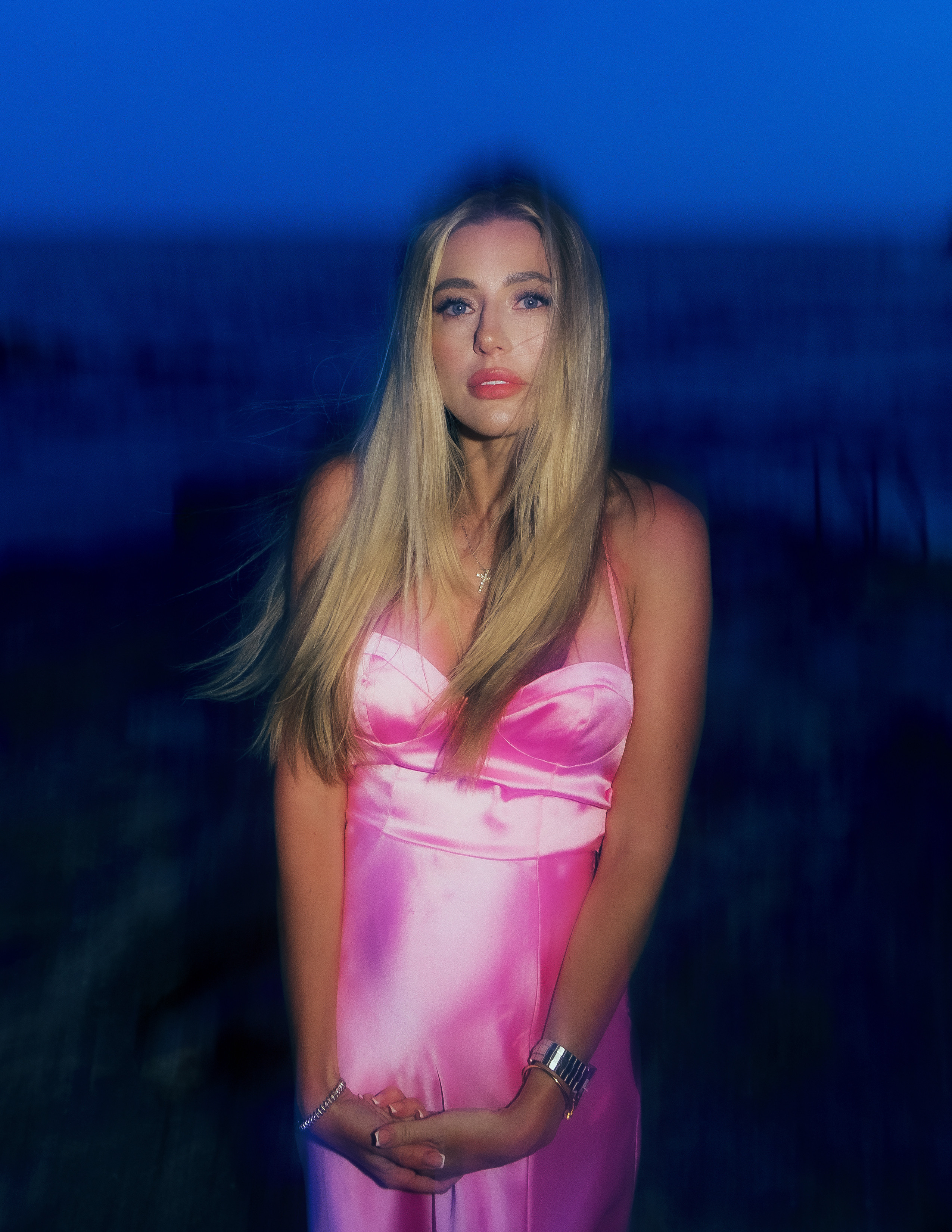 Delicate and sophisticated photoshoot on a rocky beach in Torrevieja — Portrait photographer in Alicante