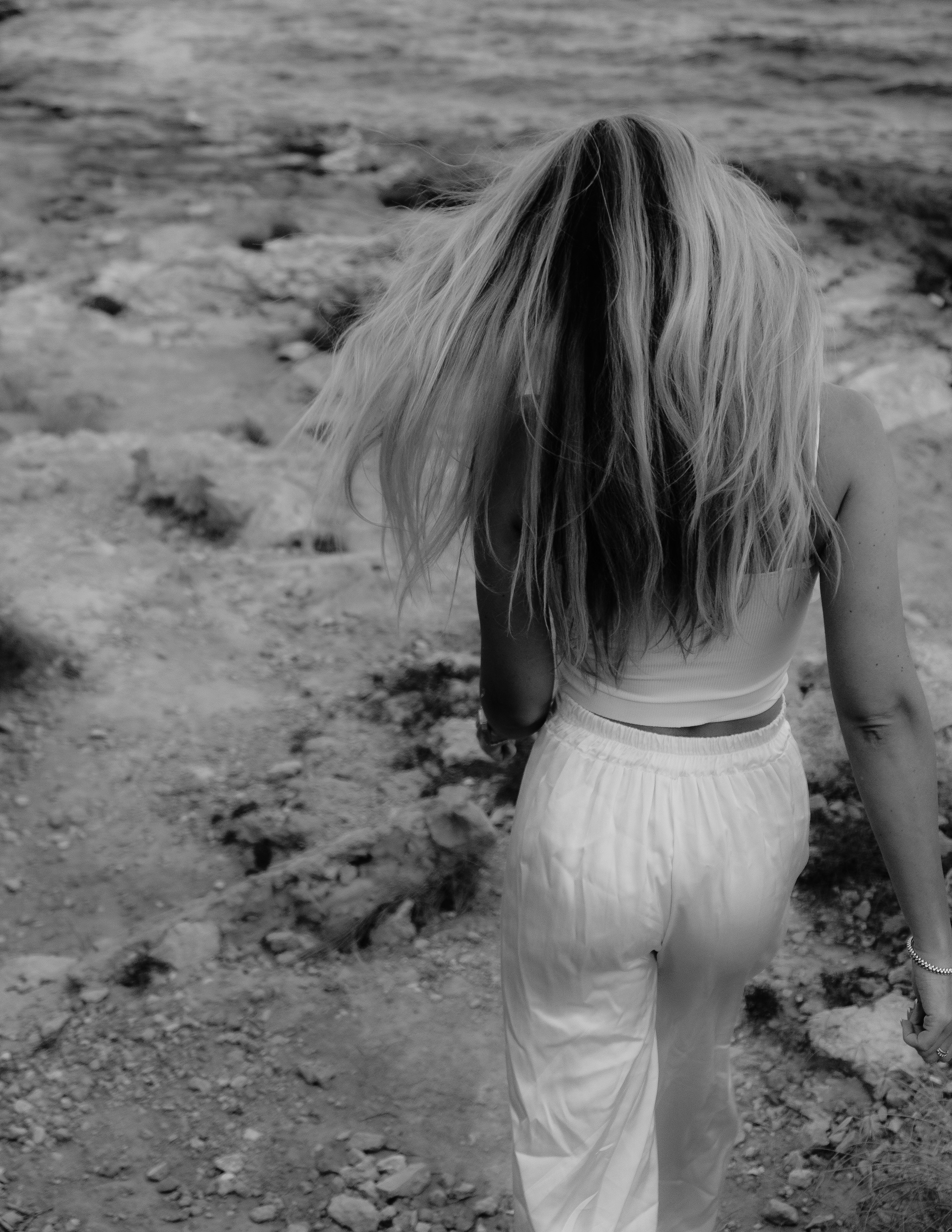 Delicate and sophisticated photoshoot on a rocky beach in Torrevieja — Portrait photographer in Alicante
