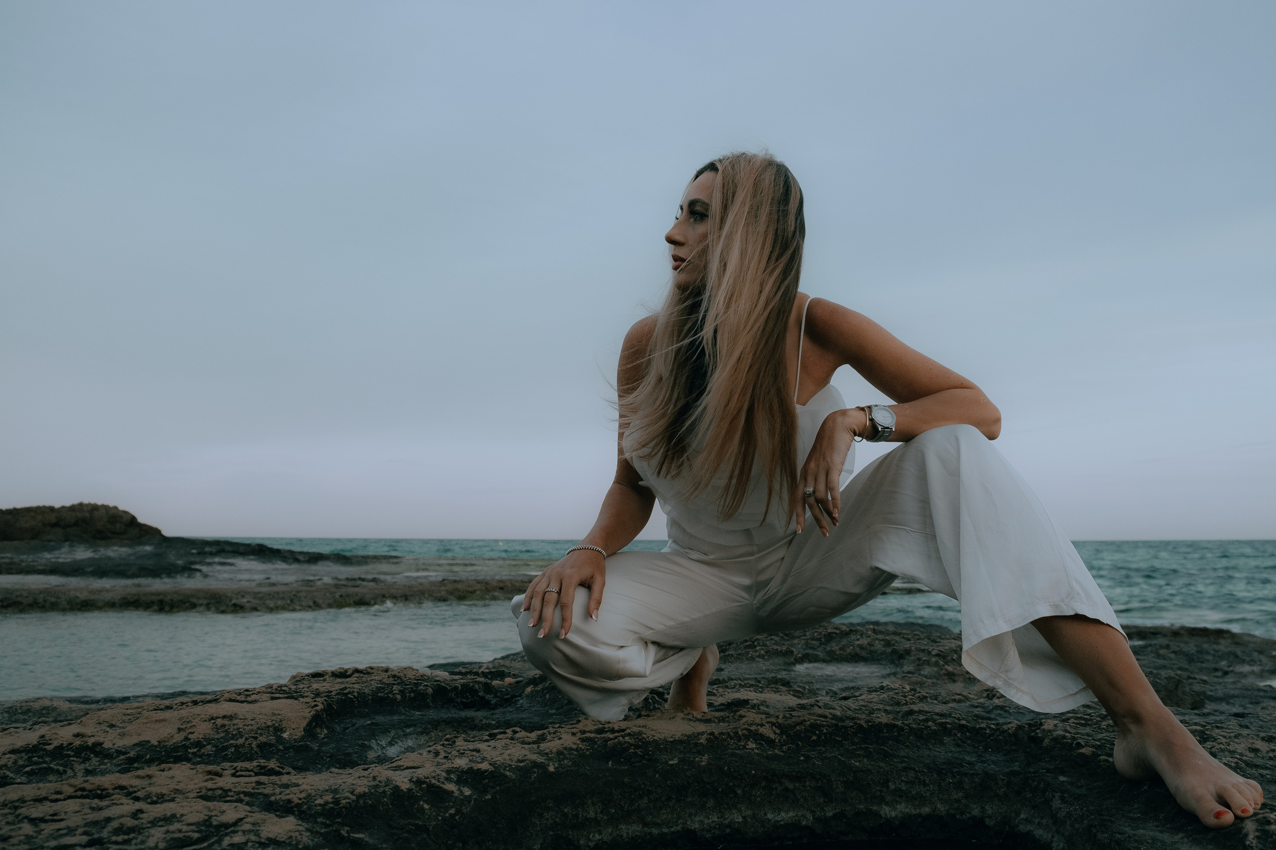 Delicate and sophisticated photoshoot on a rocky beach in Torrevieja — Portrait photographer in Alicante