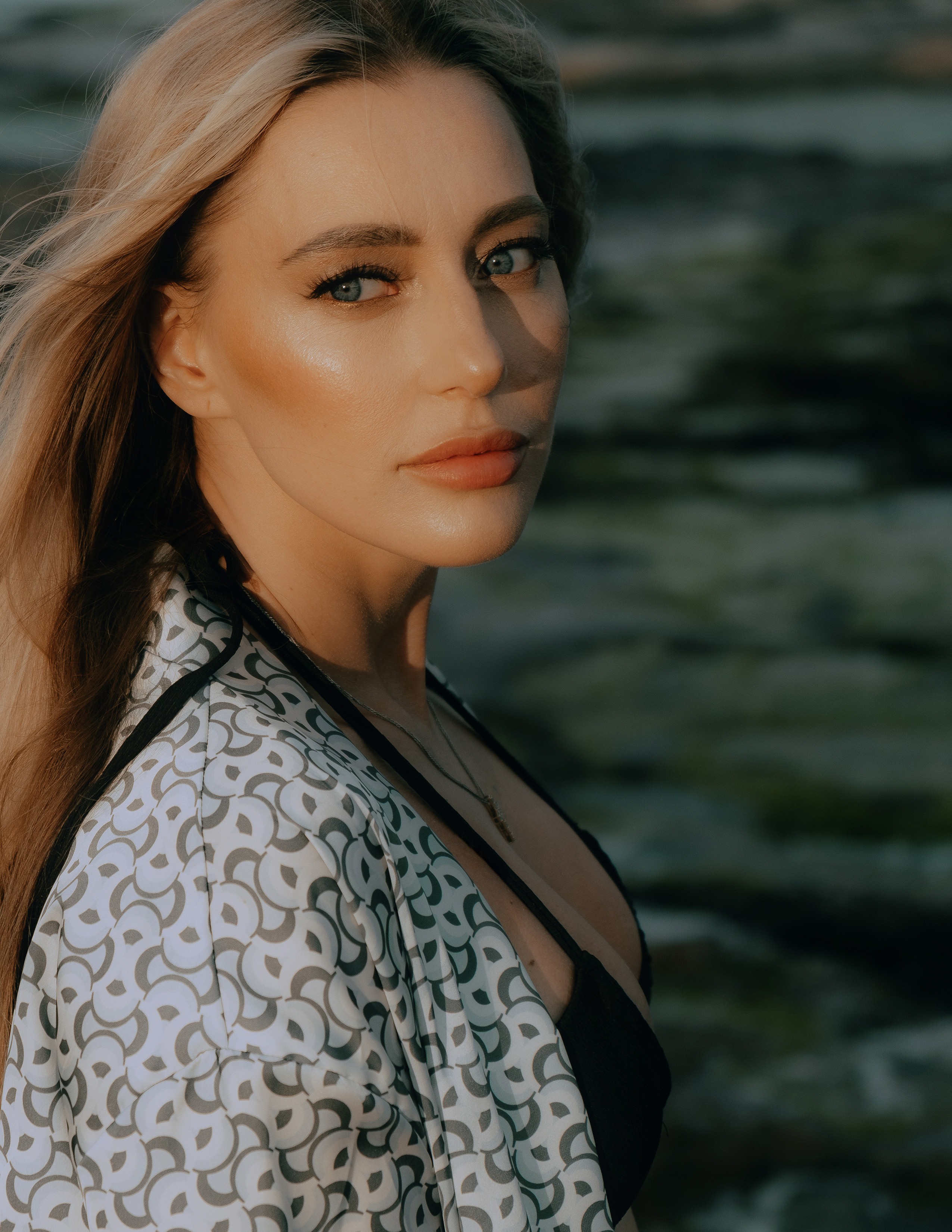 Delicate and sophisticated photoshoot on a rocky beach in Torrevieja — Portrait photographer in Alicante