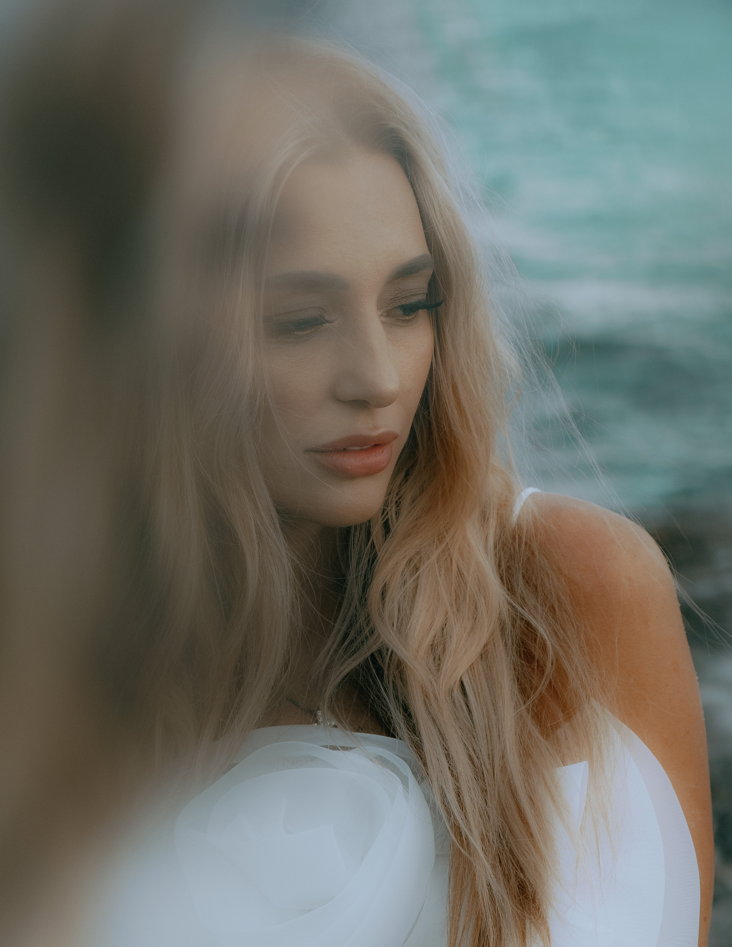 Delicate and sophisticated photoshoot on a rocky beach in Torrevieja — Portrait photographer in Alicante