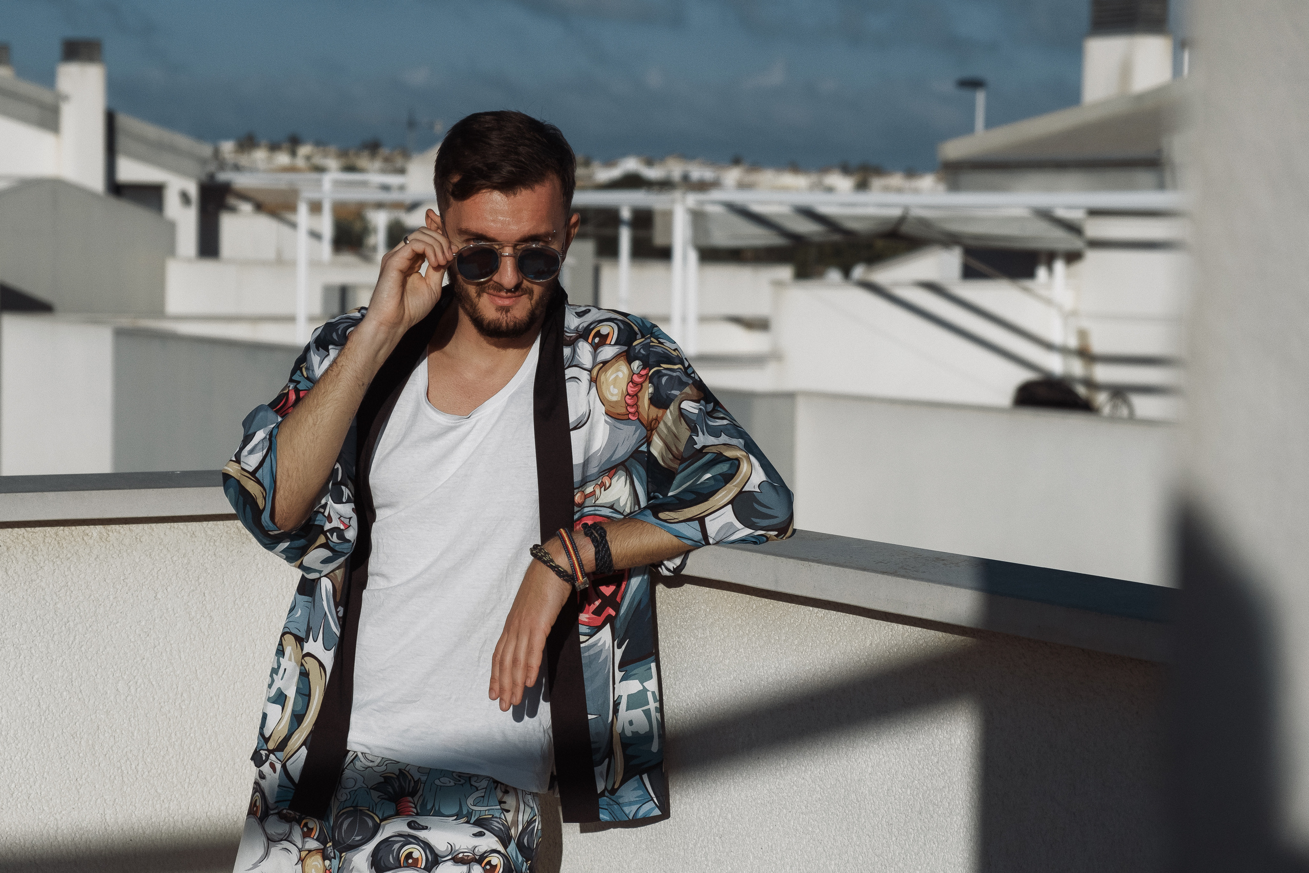 Стильная и веселая фотосессия для блогера на крыше в Торревьехе — Портретный фотограф в Аликанте