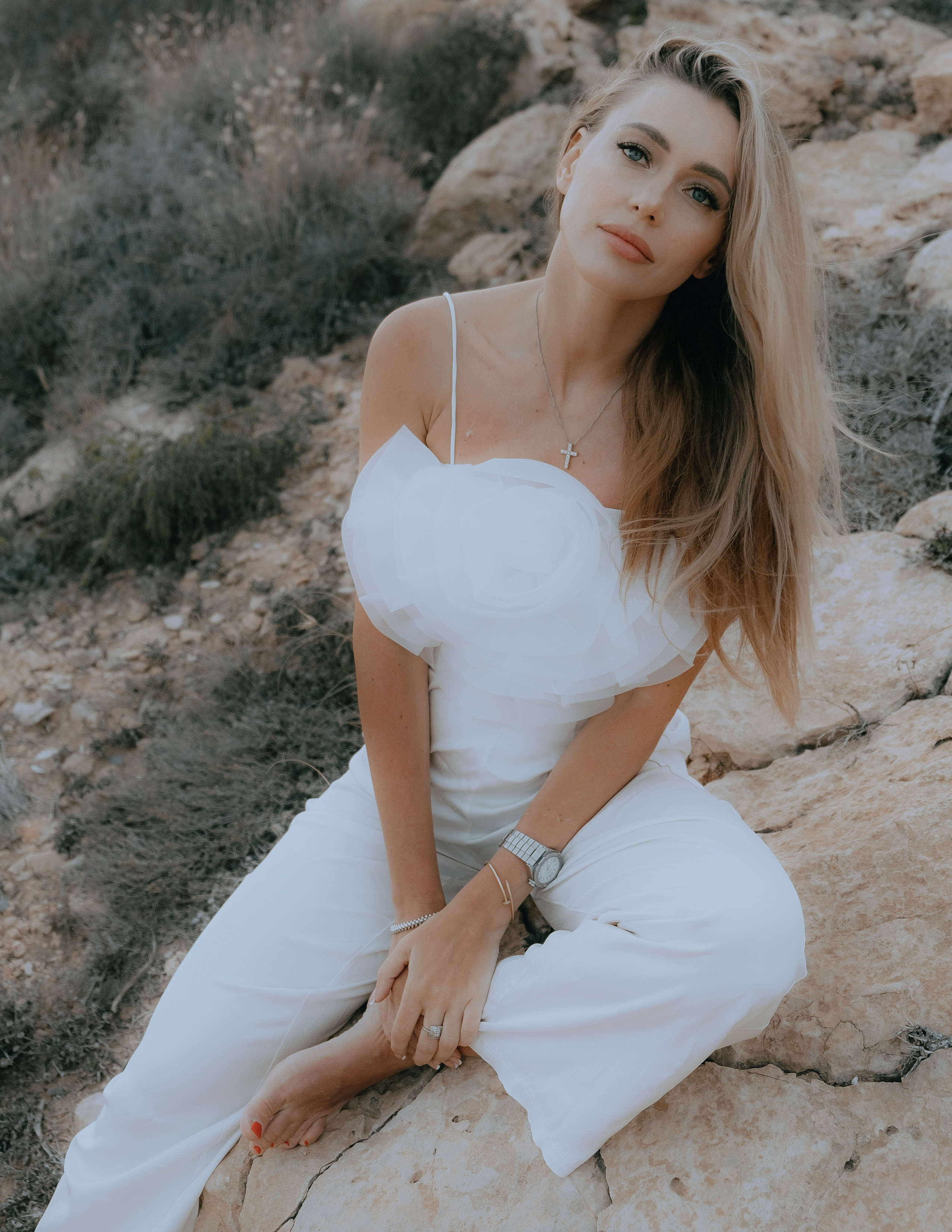 Delicate and sophisticated photoshoot on a rocky beach in Torrevieja — Portrait photographer in Alicante