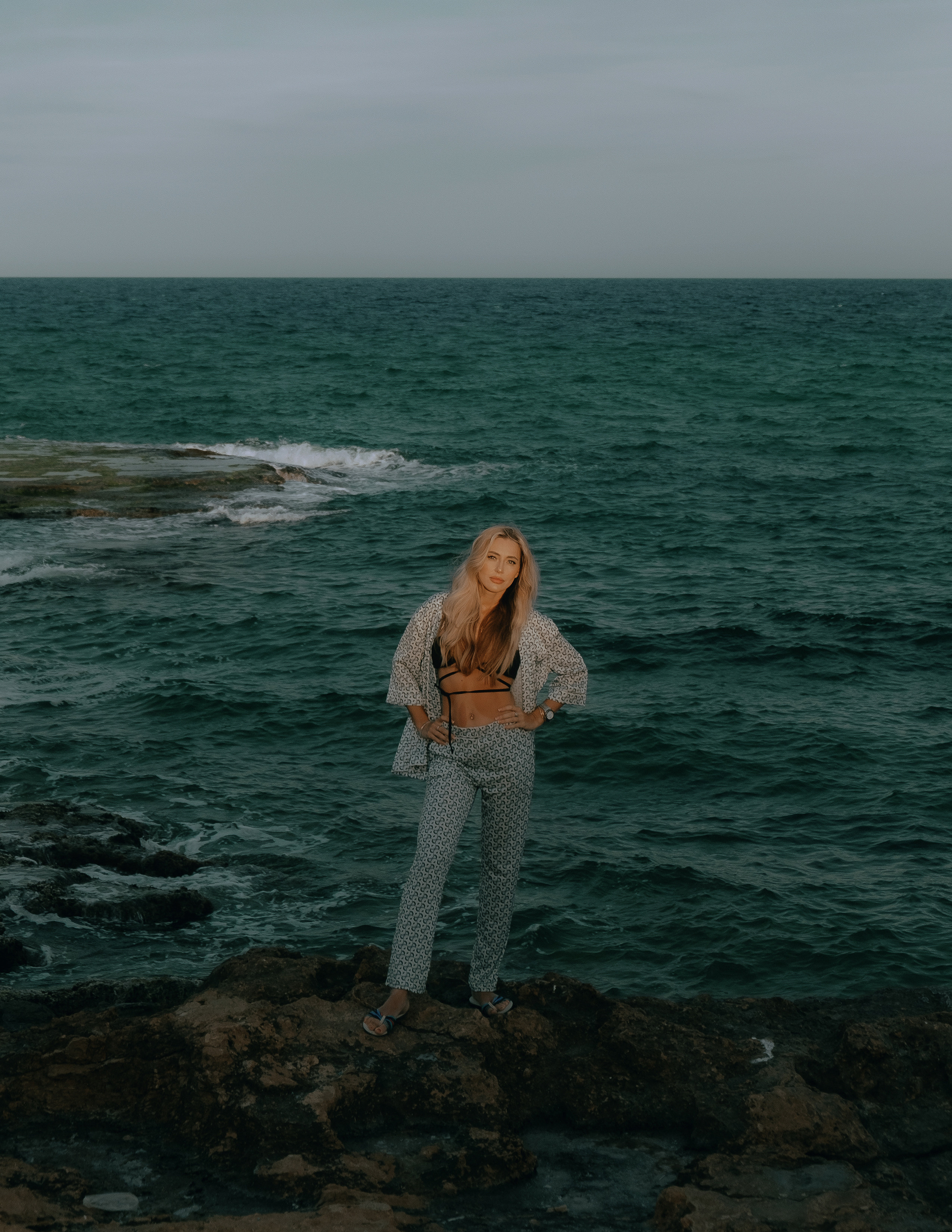 Delicate and sophisticated photoshoot on a rocky beach in Torrevieja — Portrait photographer in Alicante