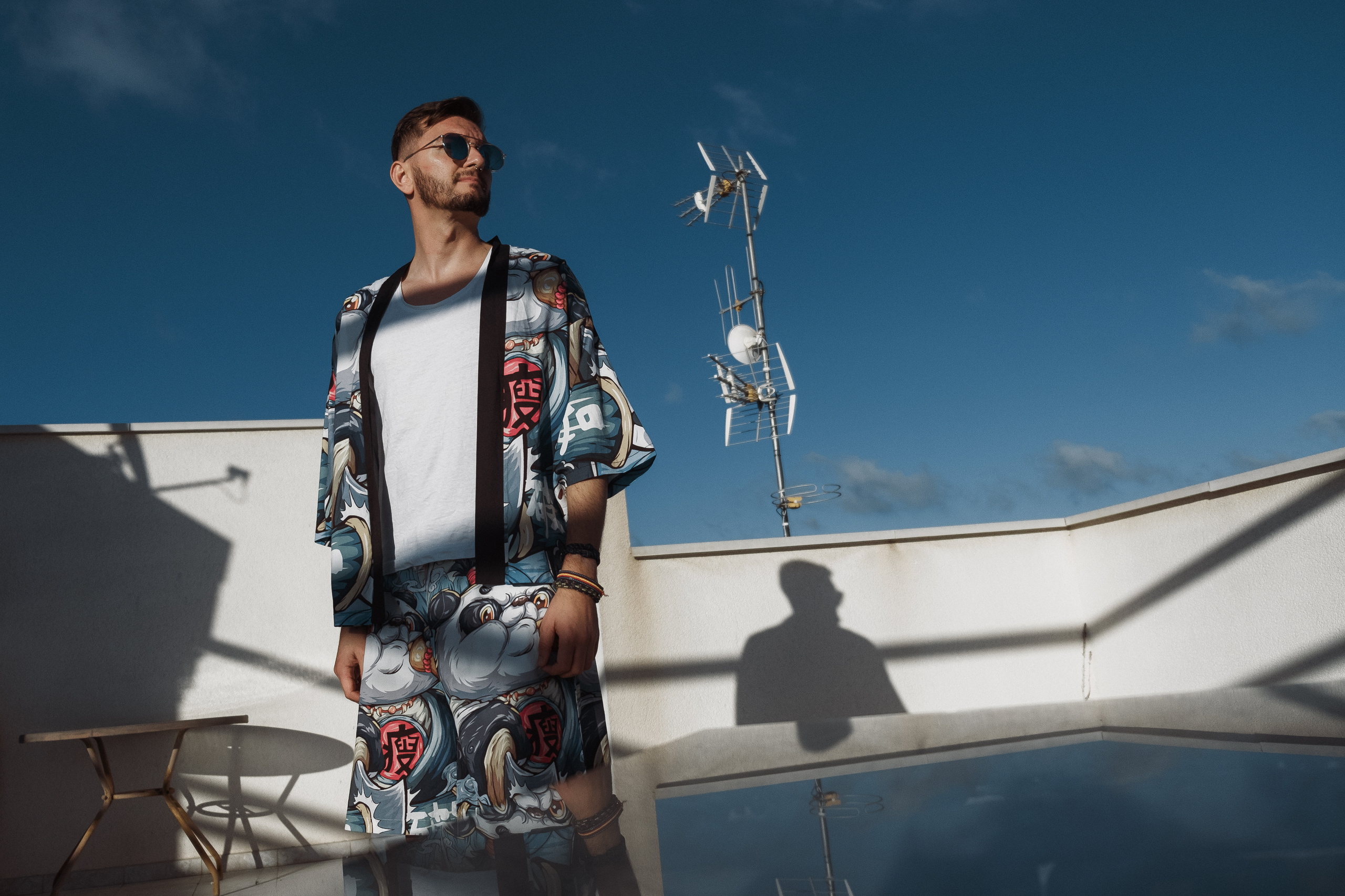 Стильная и веселая фотосессия для блогера на крыше в Торревьехе — Портретный фотограф в Аликанте