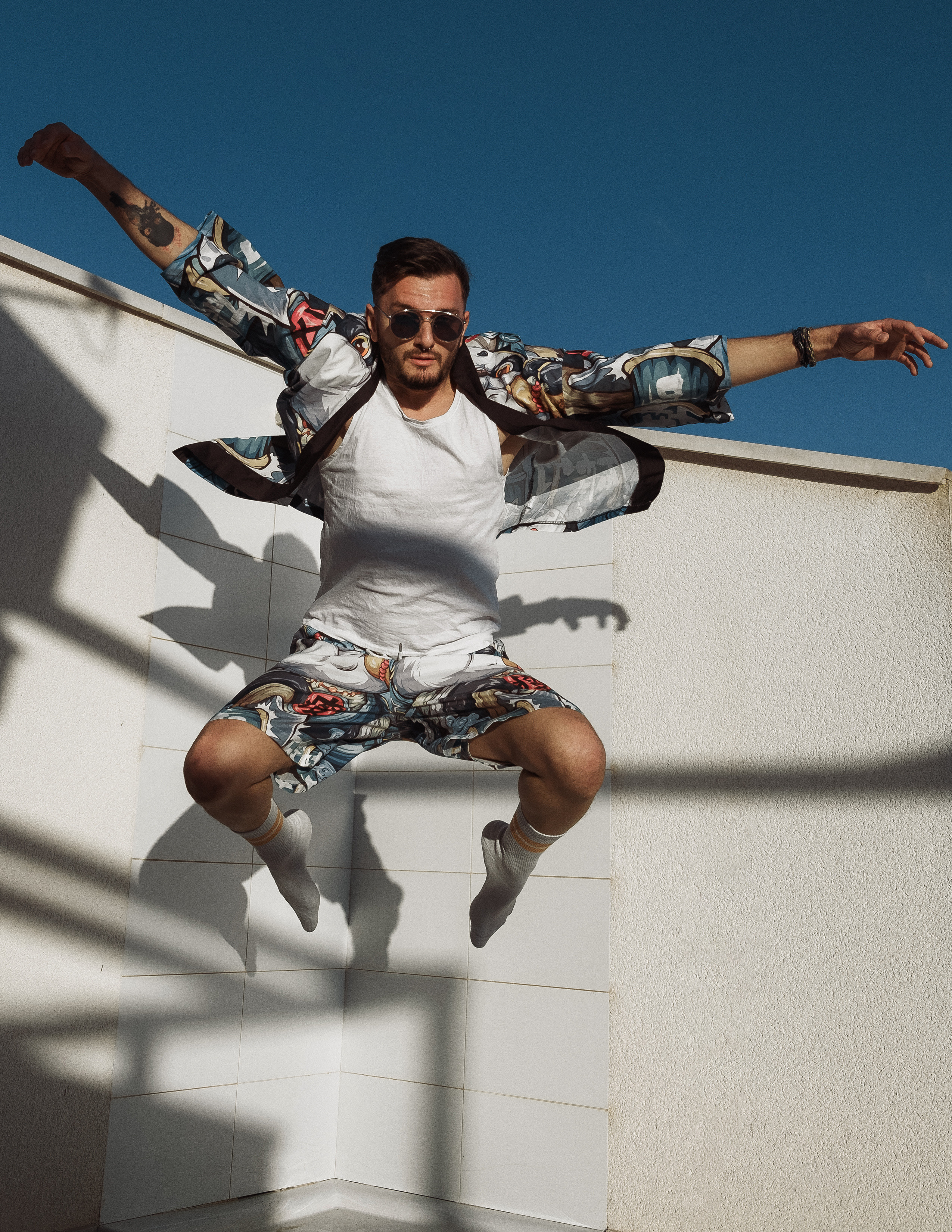 Стильная и веселая фотосессия для блогера на крыше в Торревьехе — Портретный фотограф в Аликанте