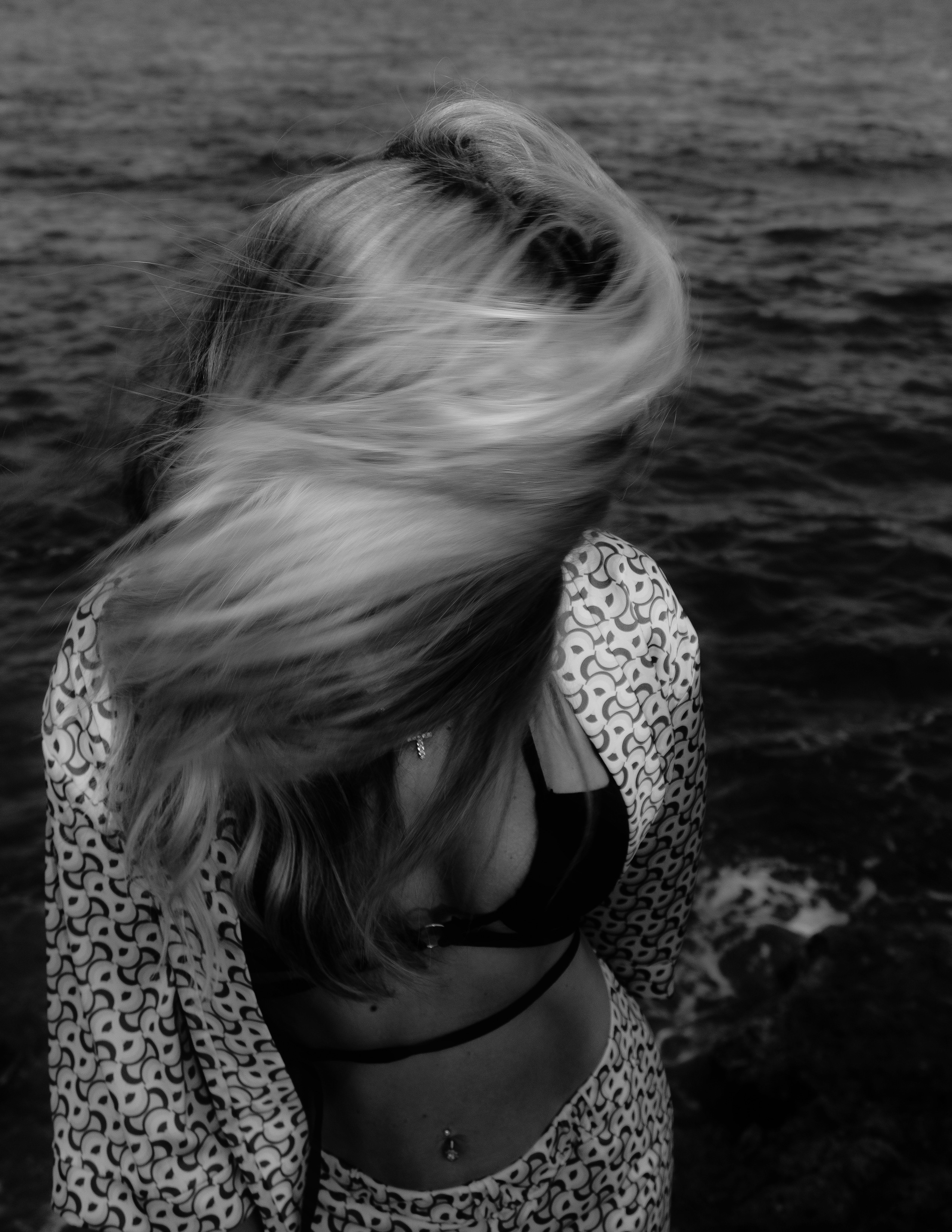 Delicate and sophisticated photoshoot on a rocky beach in Torrevieja — Portrait photographer in Alicante