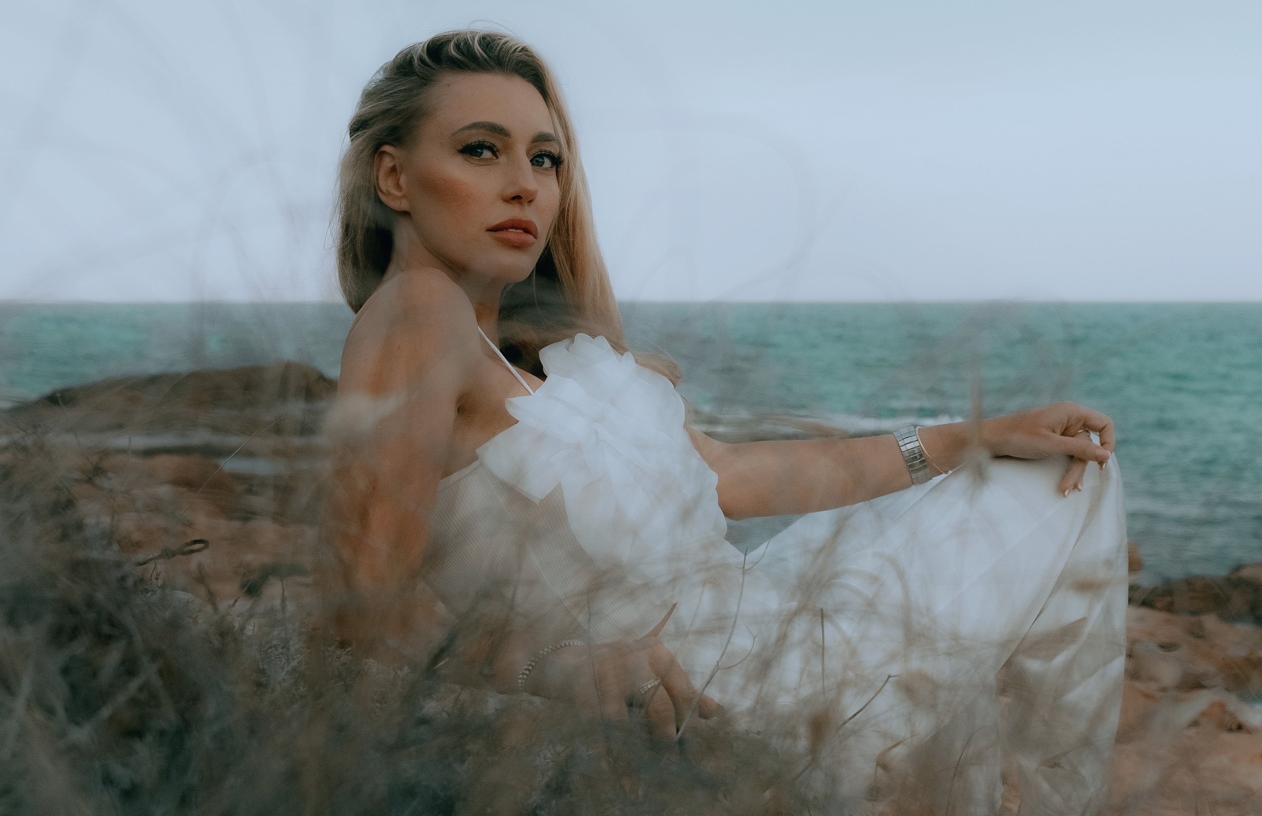 Delicate and sophisticated photoshoot on a rocky beach in Torrevieja — Portrait photographer in Alicante