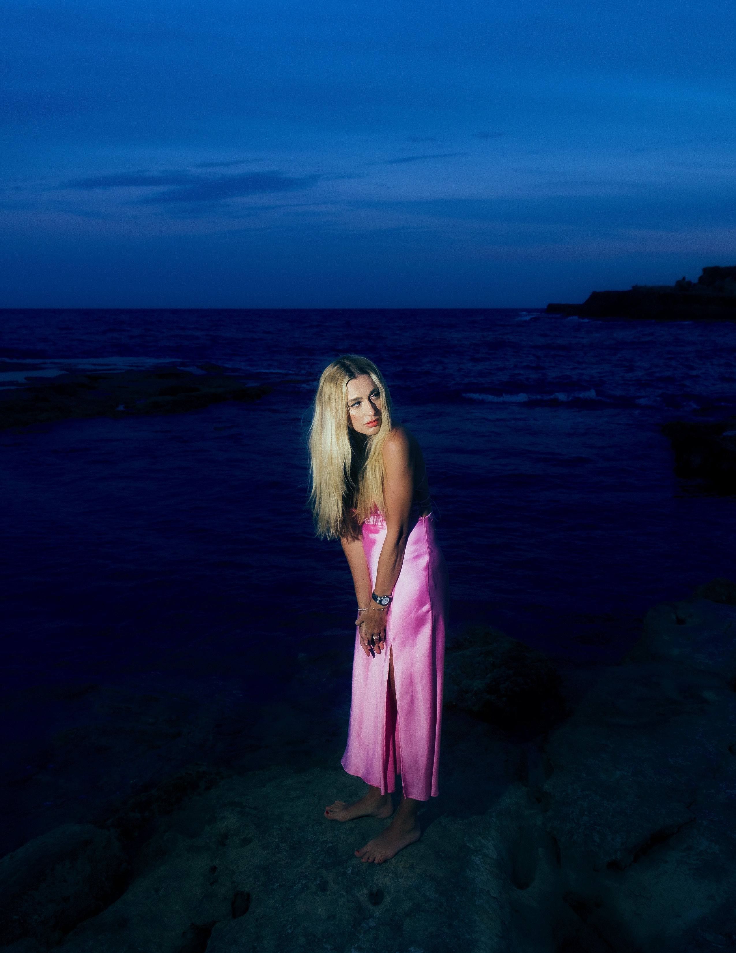 Delicate and sophisticated photoshoot on a rocky beach in Torrevieja — Portrait photographer in Alicante