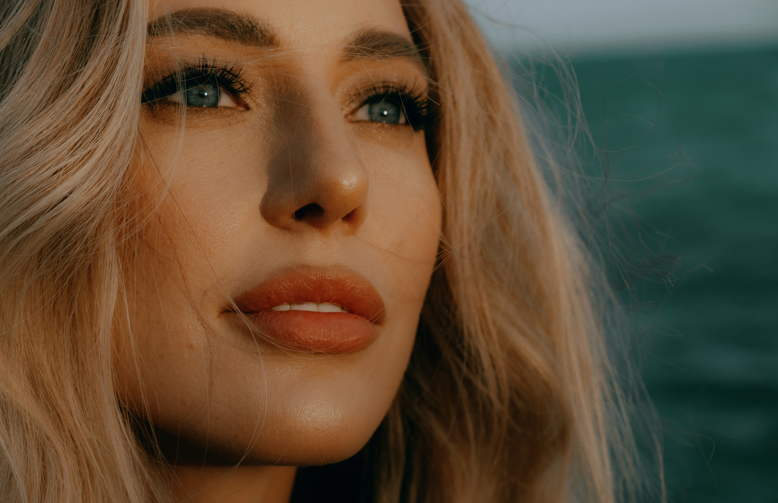 Delicate and sophisticated photoshoot on a rocky beach in Torrevieja — Portrait photographer in Alicante